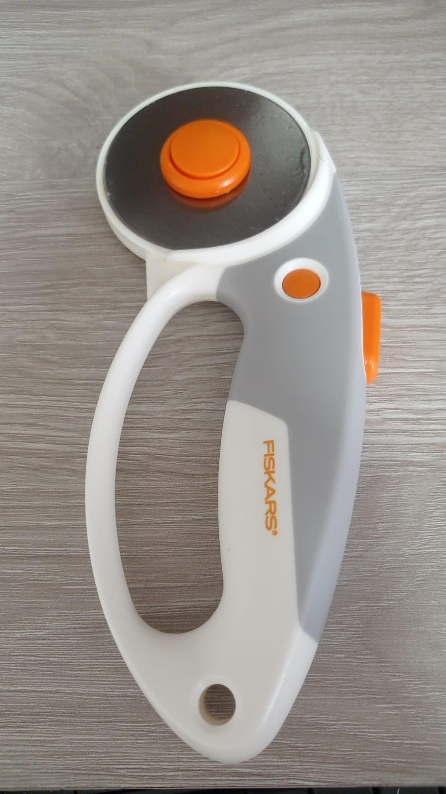 Fiskars 60mm Rotary Cutter for Fabric with Ergonomic Loop Grip and Comfort Handle, Titanium Rotary Fabric Cutter for Thick Materials customer photo 1