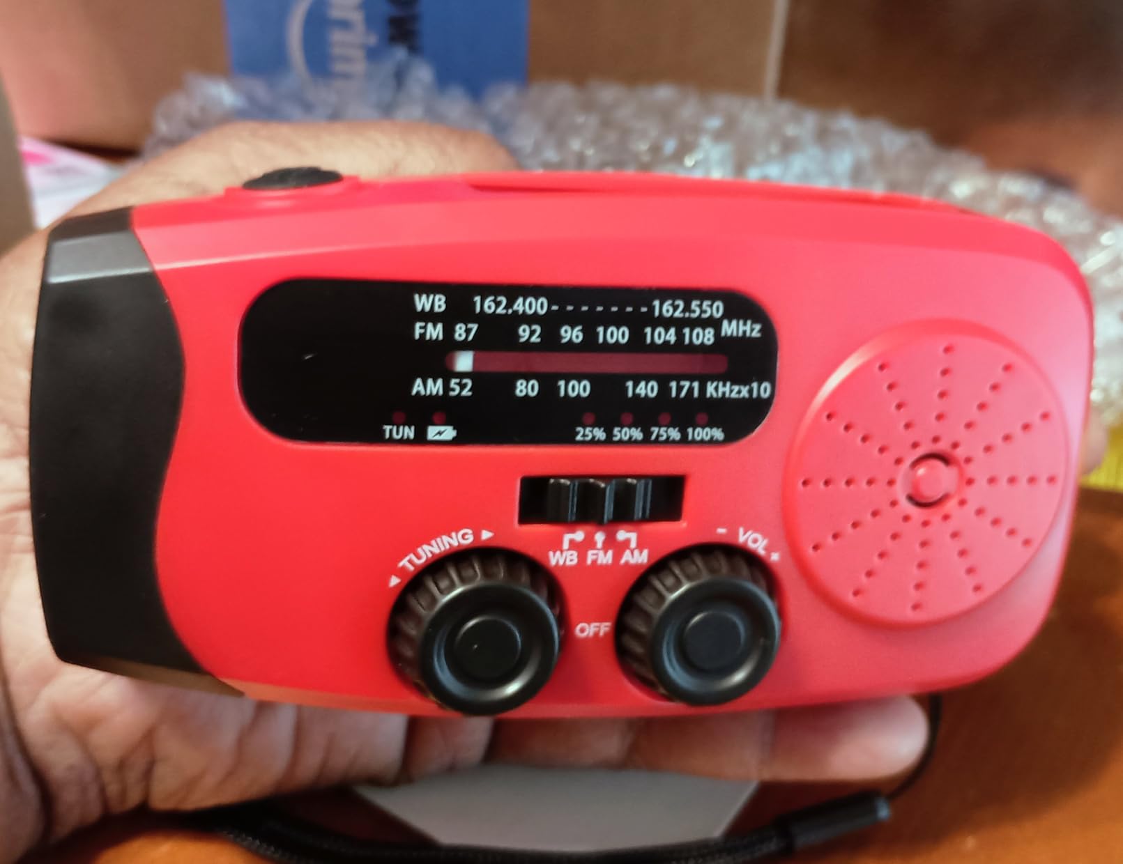 Emgykit 086S Hand Crank Emergency Radio - 2000mAh/7400mWh AM/FM/NOAA Solar Hand Crank Emergency Radio with 3 LED Flashlight, SOS Function for Emergencies, Camping - Red customer photo 1
