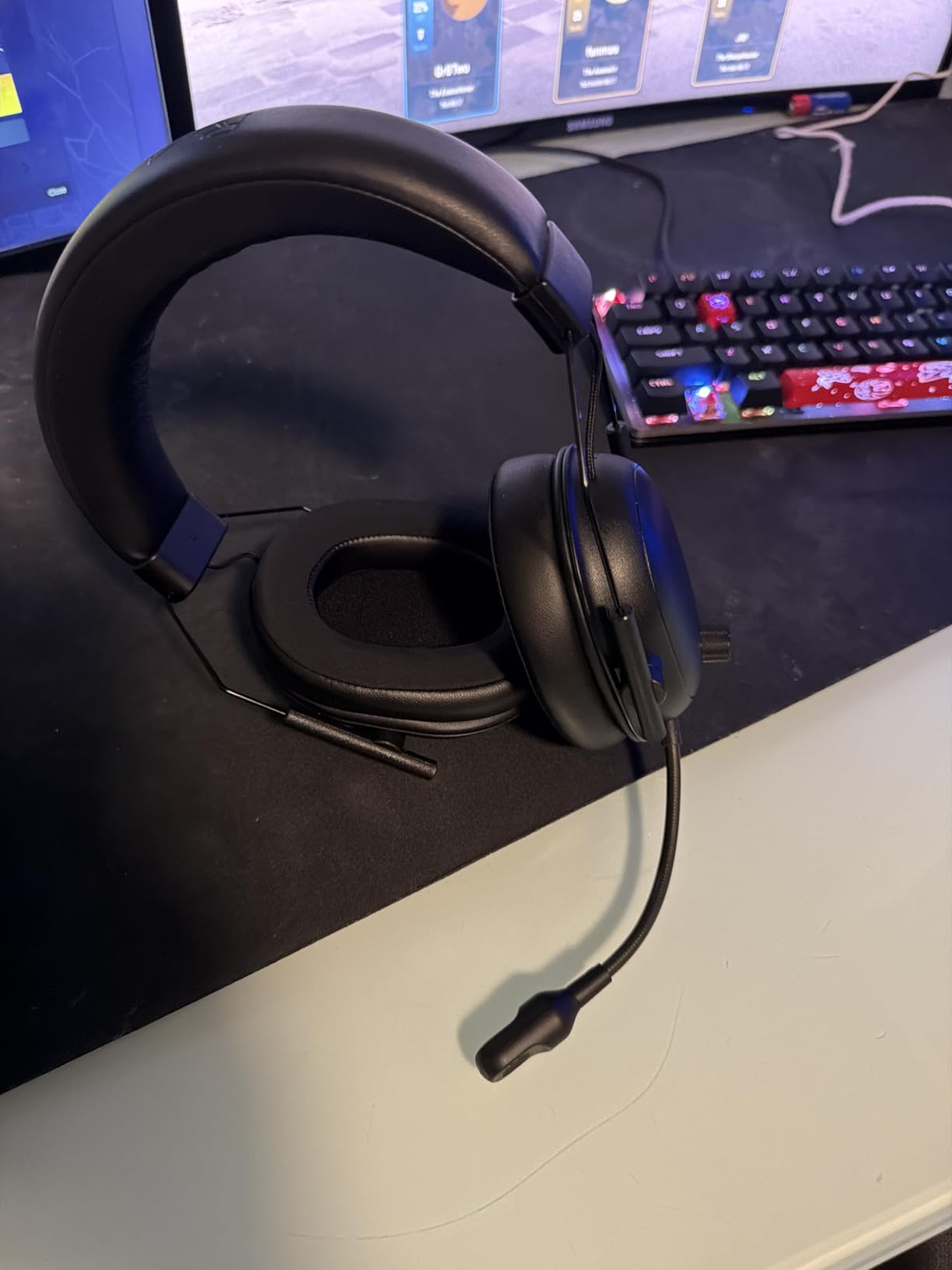 Razer BlackShark V2 HyperSpeed Wireless Gaming Headset: 280g Lightweight - THX Spatial Audio - Bendable Mic - 50mm Drivers - 2.4GHz, Bluetooth or USB - 70 Hr Battery customer photo 1