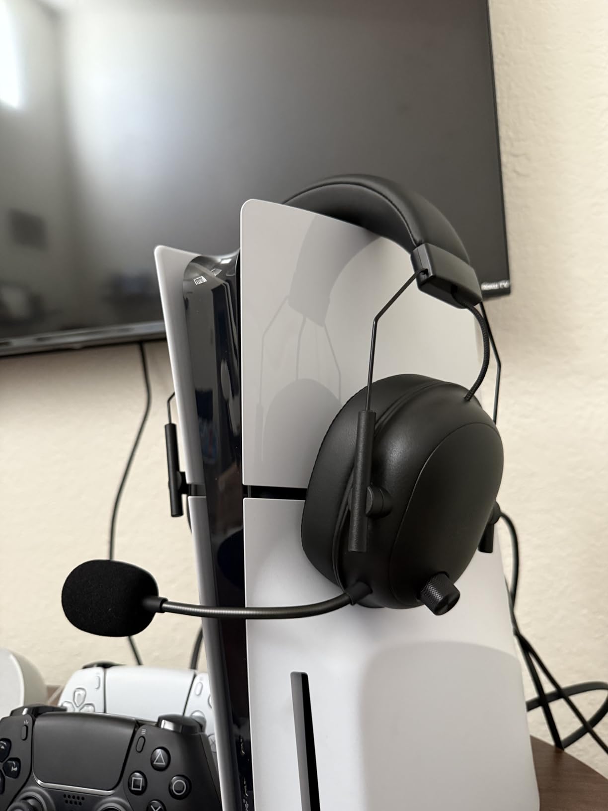 Razer BlackShark V2 HyperSpeed Wireless Gaming Headset: 280g Lightweight - THX Spatial Audio - Bendable Mic - 50mm Drivers - 2.4GHz, Bluetooth or USB - 70 Hr Battery customer photo 2