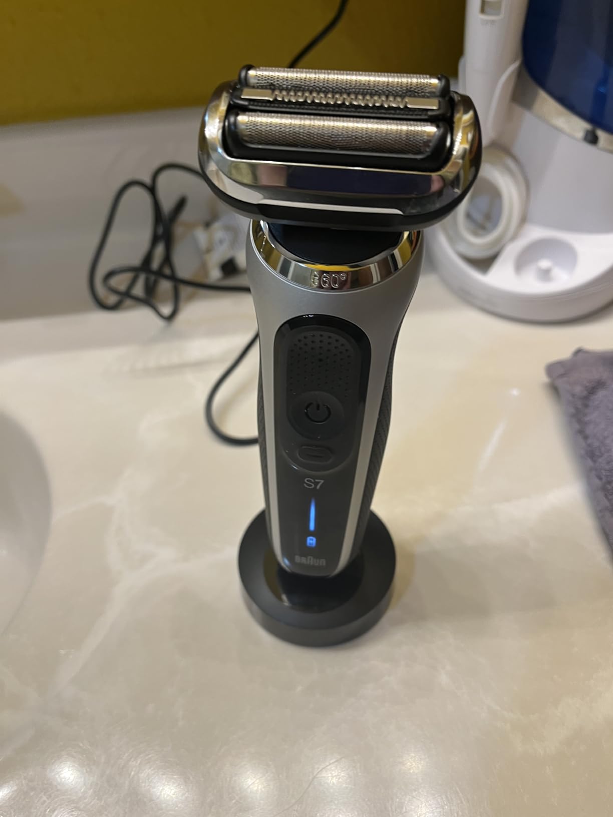 Series 7 7032cs Flex Electric Razor for Men, Wet & Dry, Electric Razor, Rechargeable, Cordless Foil Shaver with Beard Trimmer and Charging Stand, Silver customer photo 1