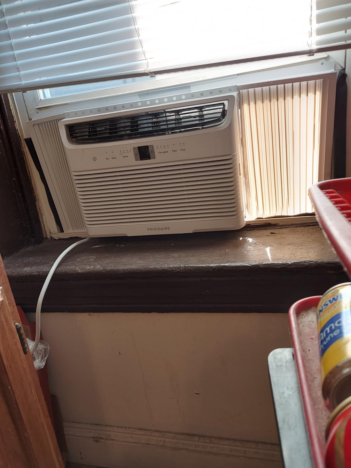 Frigidaire 6,000 BTU Window Air Conditioner with Remote Control, Cools Up to 250 Sq. Ft., Quiet Operation, Eco Mode, 3 Fan Speeds, Auto Restart, White customer photo 2
