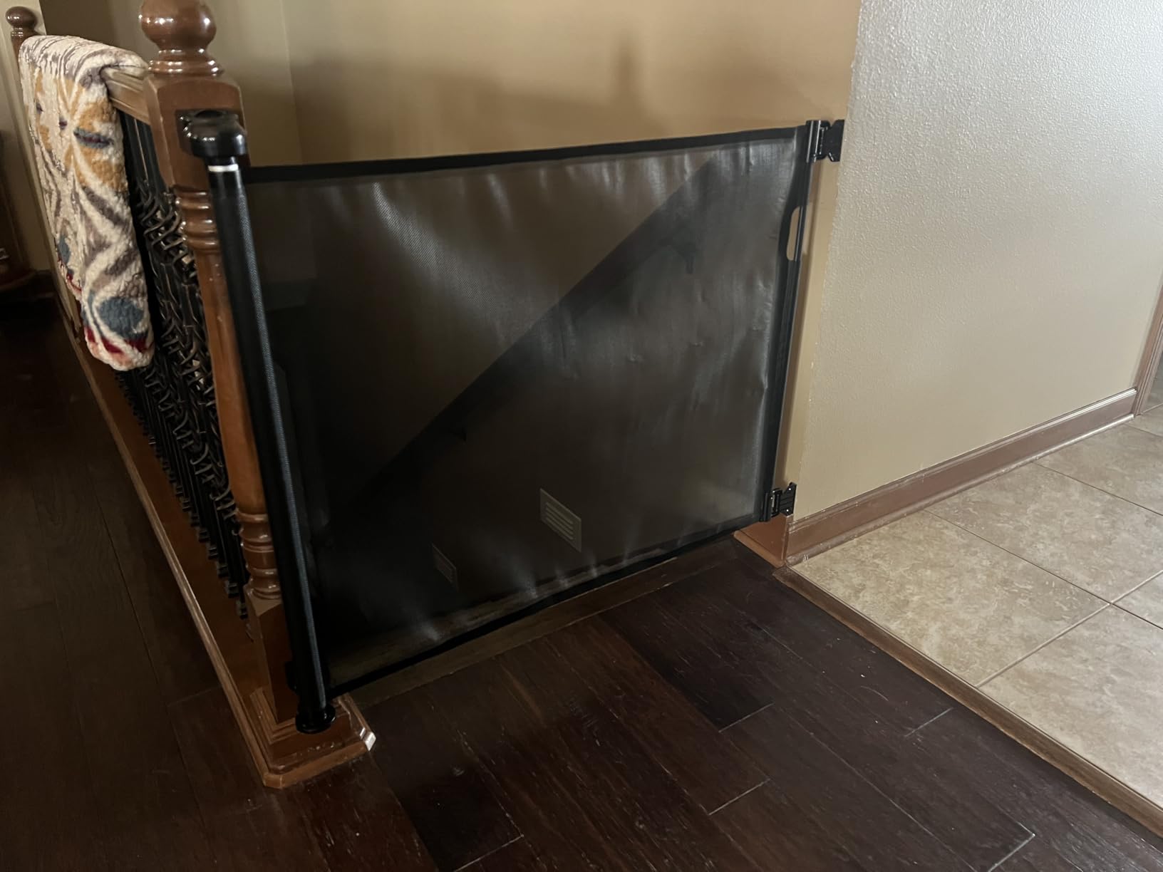 Veraste Retractable Baby Gate for Doorways and Stairs, Mesh Safety Gate for Pet, Indoor & Outdoor Use, One-Hand Operation, Easy Installation, 33.6