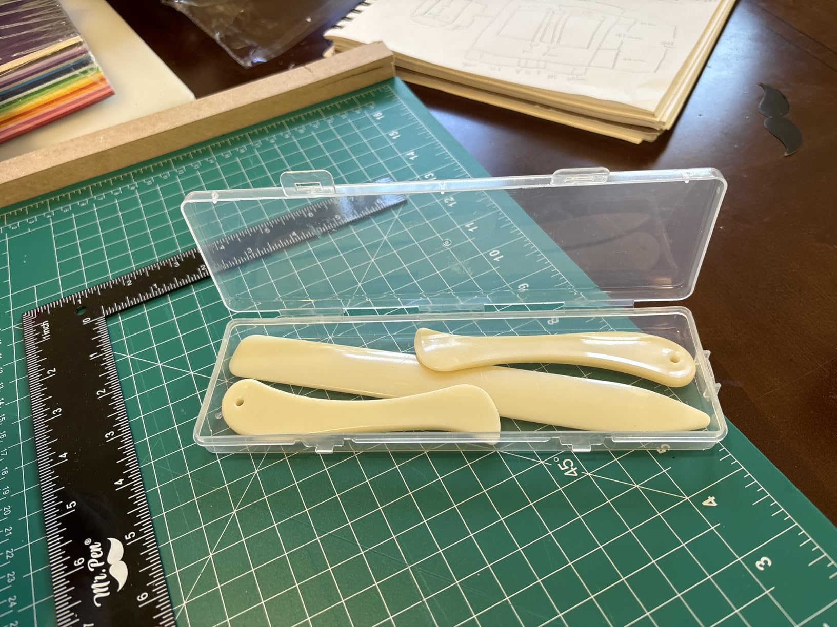 WONVOC 4 Pcs Bone Folders, Crease Makers, Scoring Tool, Plastic Bone Folder Paper Creaser, Folding Bookbinding Tool, Origami Tools for Making Paper Crafts Quilting Leathercraft Bookbinding customer photo 1