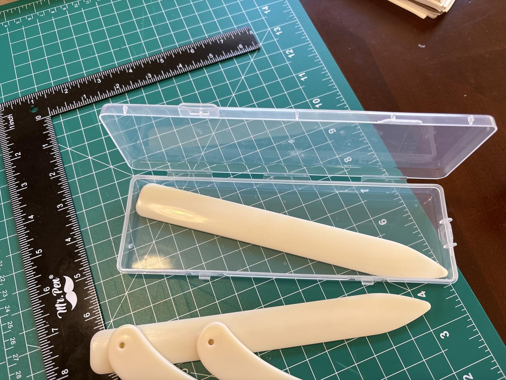 WONVOC 4 Pcs Bone Folders, Crease Makers, Scoring Tool, Plastic Bone Folder Paper Creaser, Folding Bookbinding Tool, Origami Tools for Making Paper Crafts Quilting Leathercraft Bookbinding customer photo 2