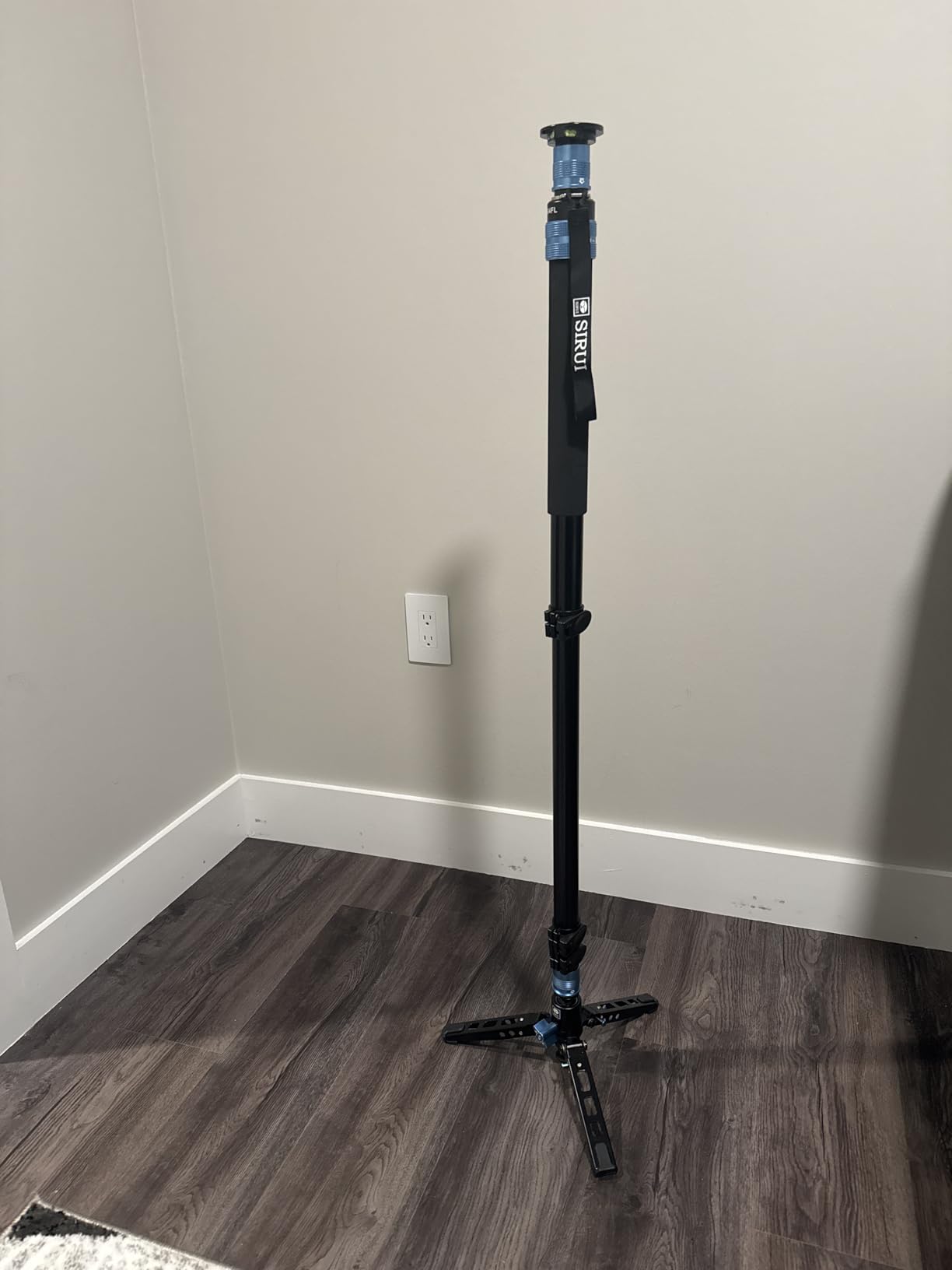 SIRUI AM-404FL Camera Monopod with Feet, 74.8 Inch Aluminum Video Monopod with Removable Base, Slim and Lightweight, Max Load 26.4lbs, 360Panorama Panning, 4-Section for Canon Nikon Sony customer photo 1