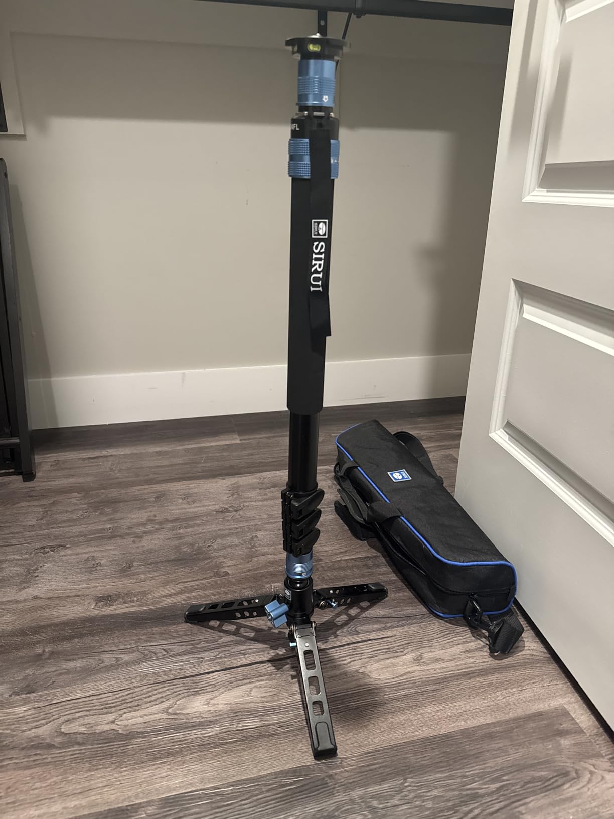 SIRUI AM-404FL Camera Monopod with Feet, 74.8 Inch Aluminum Video Monopod with Removable Base, Slim and Lightweight, Max Load 26.4lbs, 360Panorama Panning, 4-Section for Canon Nikon Sony customer photo 2