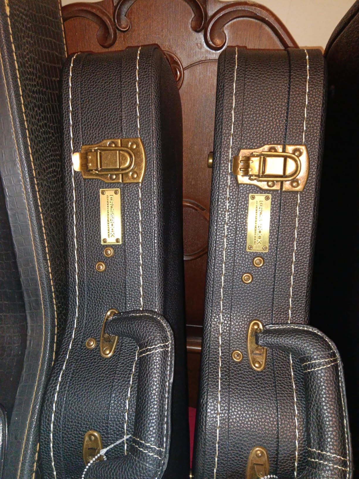Crossrock A-style Mandolin Hardshell Case, Vintage Hardware, Sponge Lining, Metal Feet, Storage Space-Black (CRW520MABK) customer photo 1