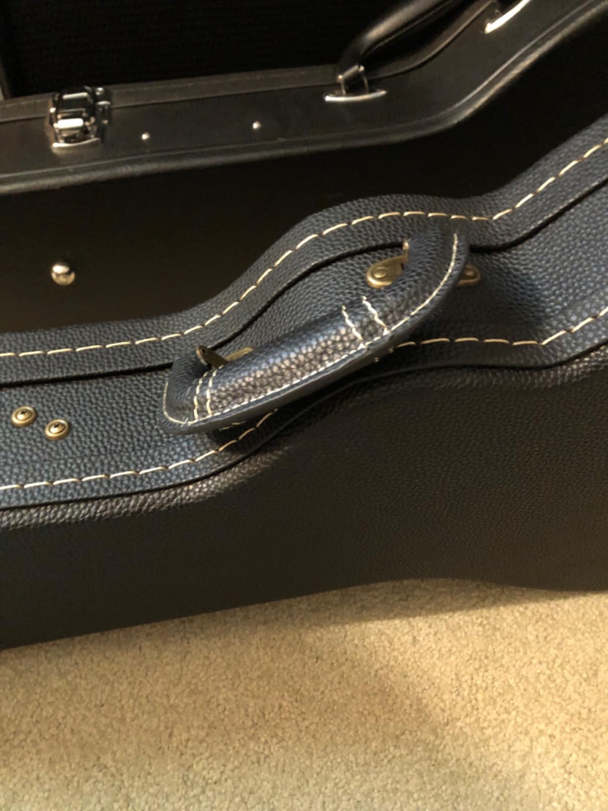 Crossrock A-style Mandolin Hardshell Case, Vintage Hardware, Sponge Lining, Metal Feet, Storage Space-Black (CRW520MABK) customer photo 2