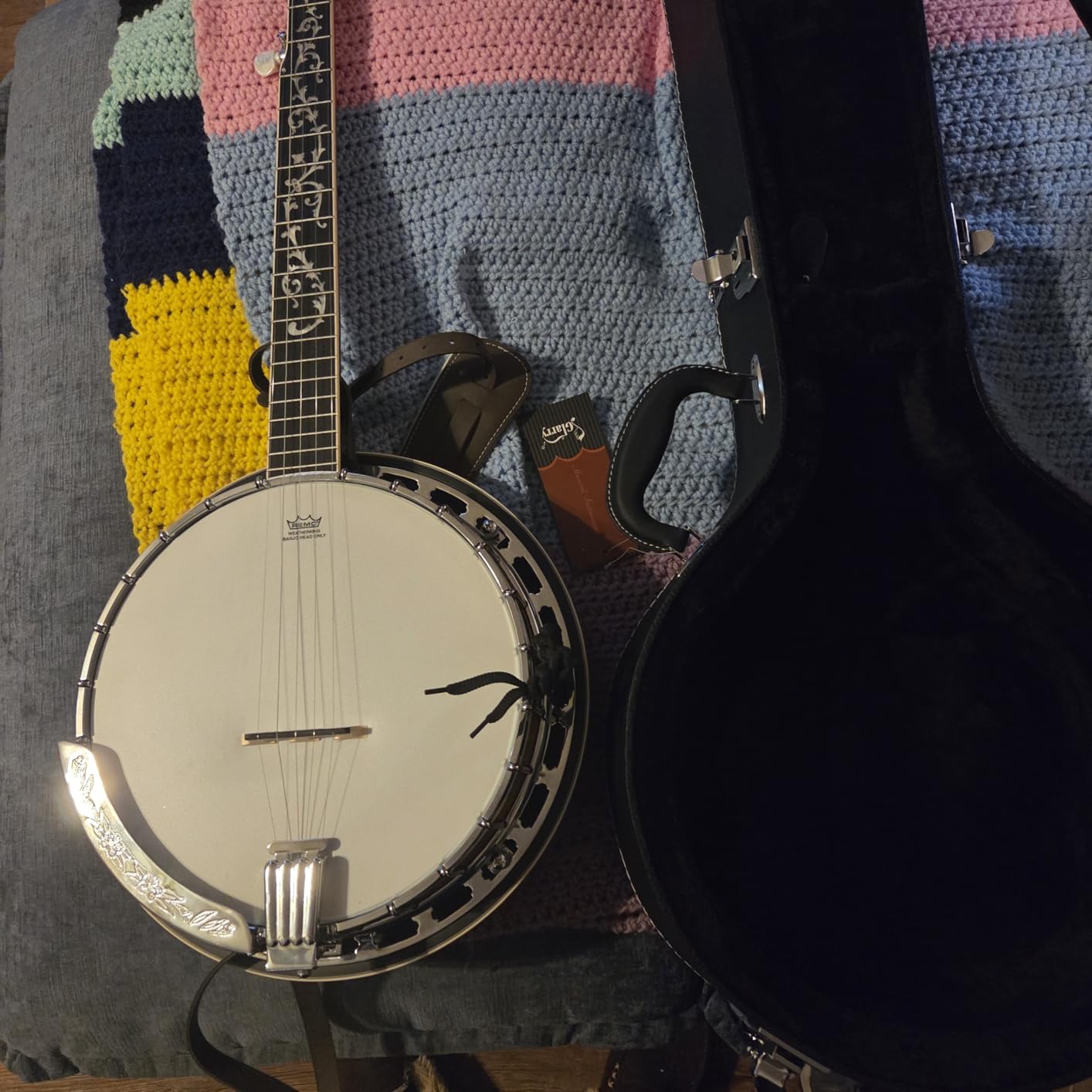 Ktaxon Banjo Hard Case with Micro Groove Pattern Leather, Wooden Banjo Cases Made of PVC, for 5/6 String Full Size Resonant Banjo-Black customer photo 1