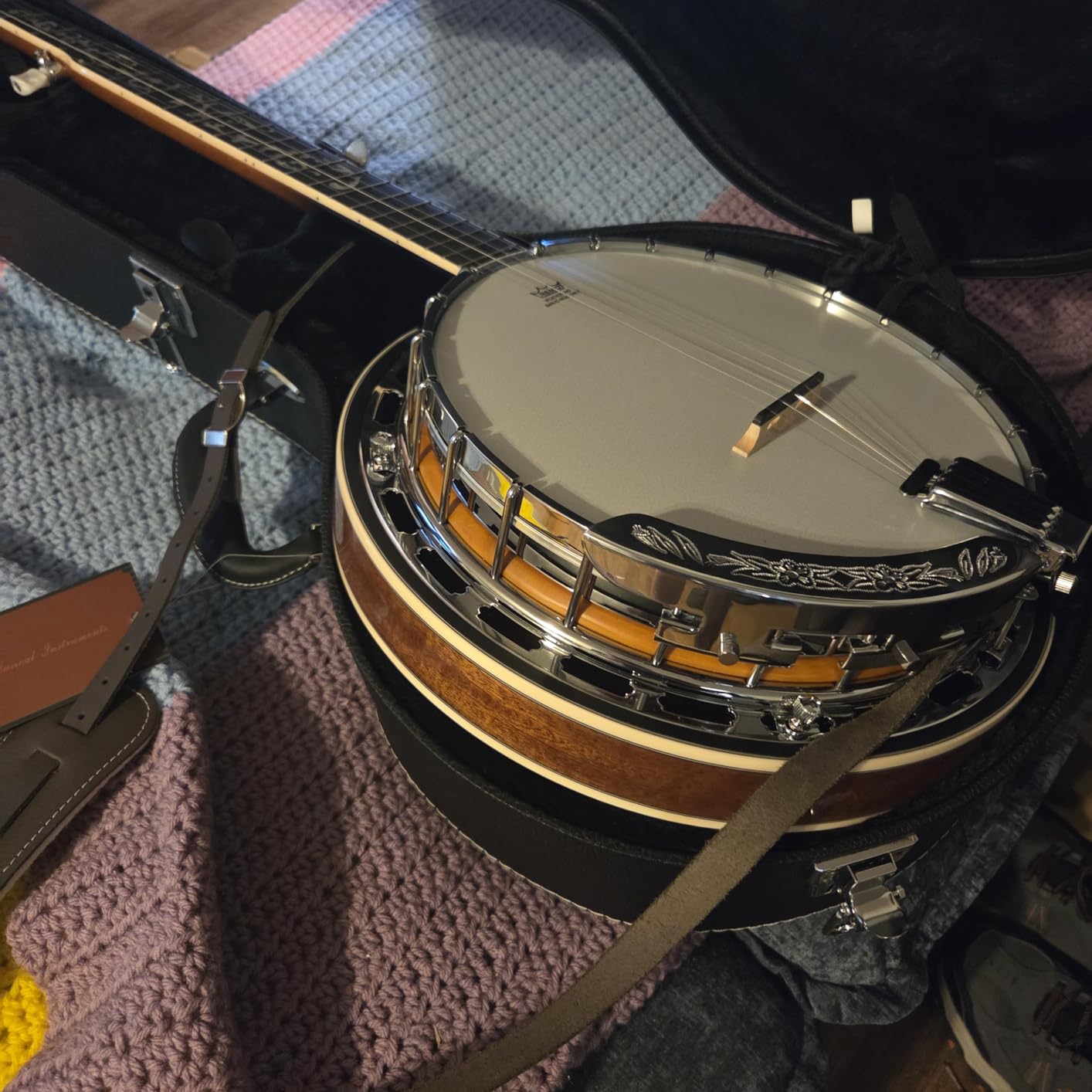 Ktaxon Banjo Hard Case with Micro Groove Pattern Leather, Wooden Banjo Cases Made of PVC, for 5/6 String Full Size Resonant Banjo-Black customer photo 2