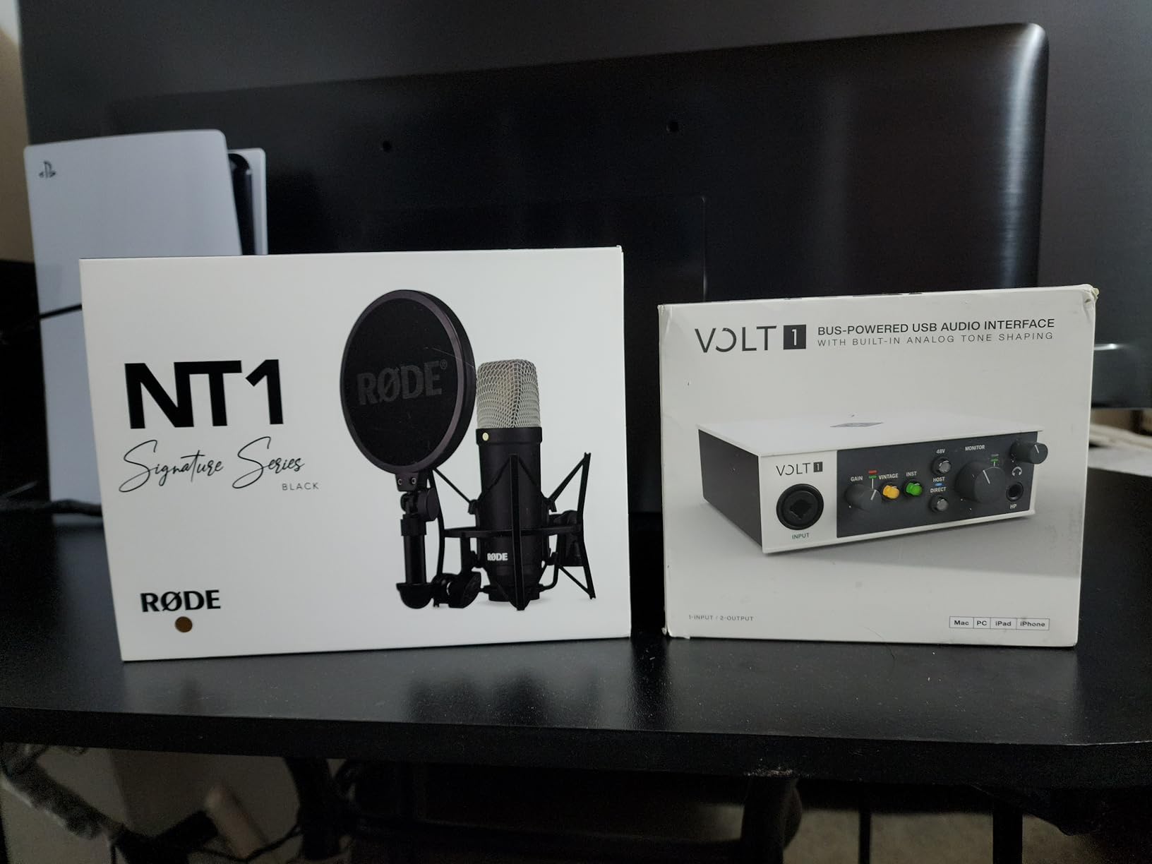 RØDE NT1 Signature Series Large-Diaphragm Condenser Microphone with Shock Mount, Pop Filter and XLR Cable for Music Production, Vocal Recording, Streaming and Podcasting (Black) customer photo 2