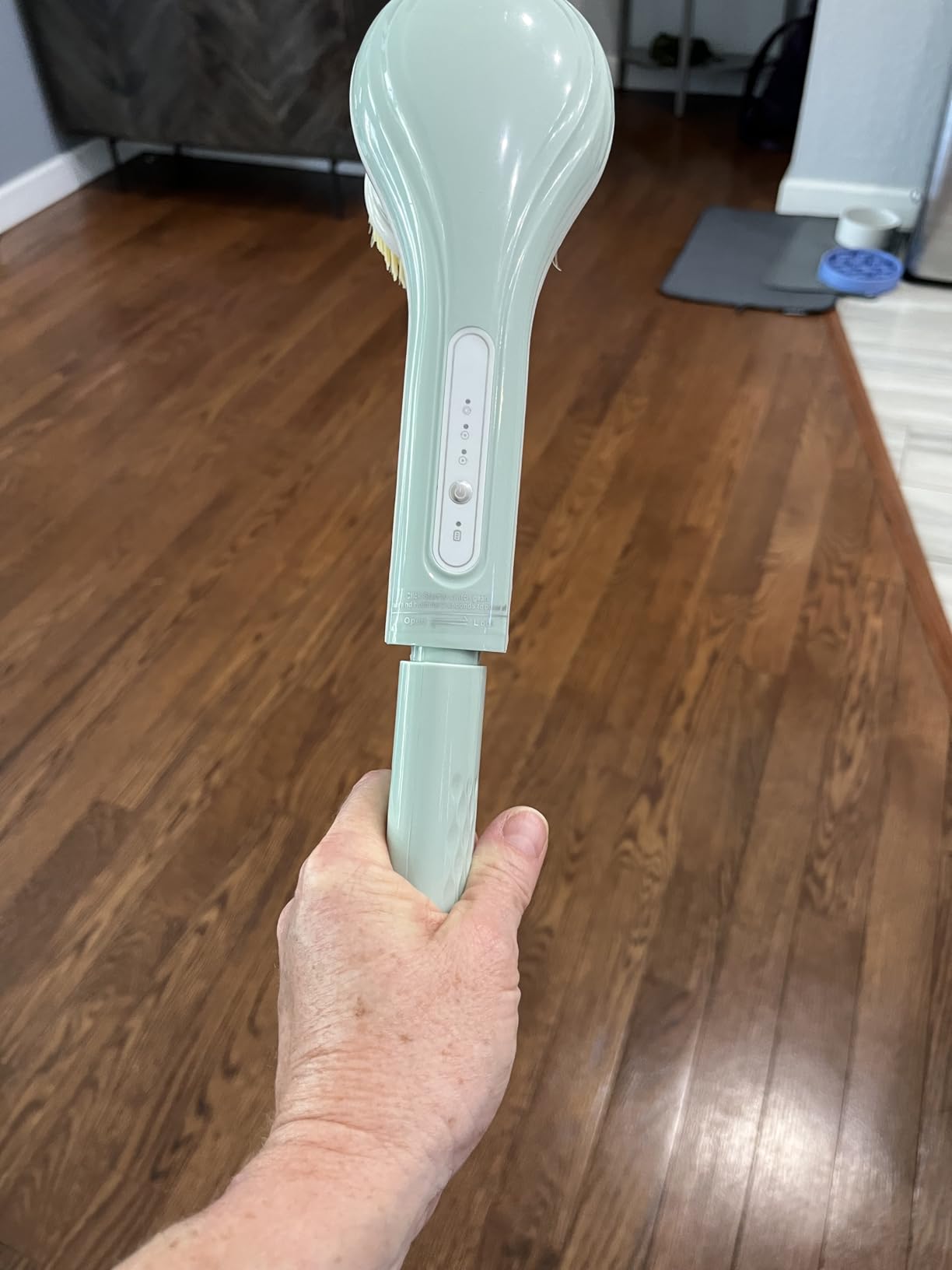 LINGSFIRE Electric Body Bath Brush, Rechargeable Back Scrubber for Shower, Long Handle Exfoliating Bath Brush for Shower, Lotion Applicator for Back, Silicone Body Scrubber with 6 Shower Brush Heads customer photo 2