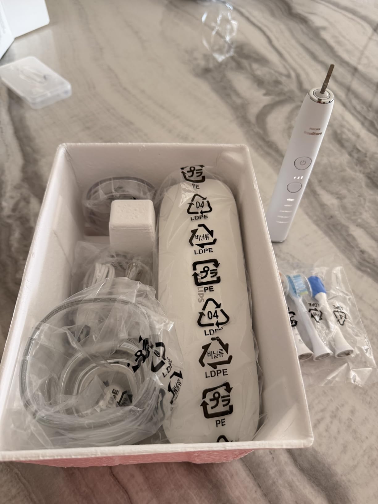 Philips Sonicare DiamondClean Smart 9500 Electric Toothbrush, Sonic Toothbrush with App, Pressure Sensor, Brush Head Detection, 5 Brushing Modes and 3 Intensity Levels, Black, Model HX9923/11 customer photo 1
