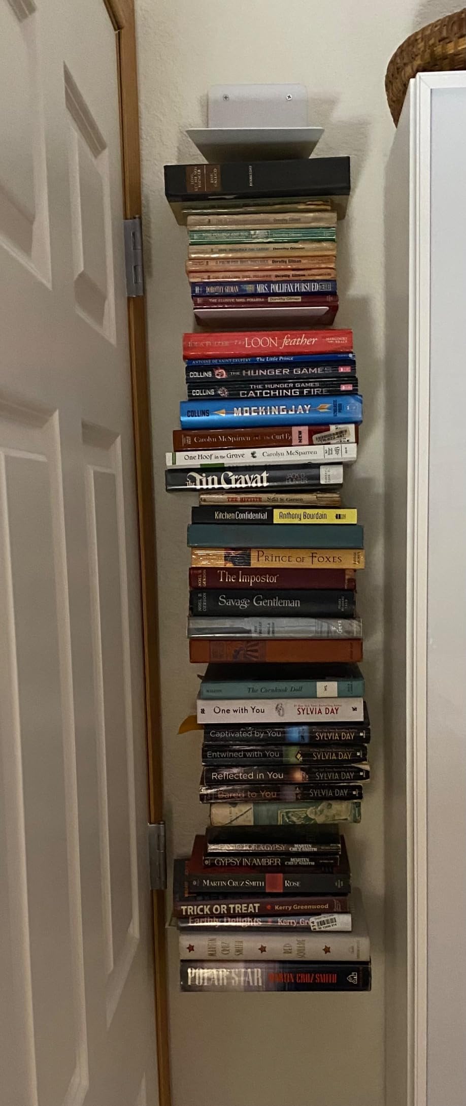 FENTEC Floating Book Shelves for Wall, Wall Mounted Invisible Floating Bookshelf, Heavy-Duty Hanging Bookshelves, Hidden Book Shelf Metal Wall Book Holder for Bedroom Home Office, 6-Pack White customer photo 2