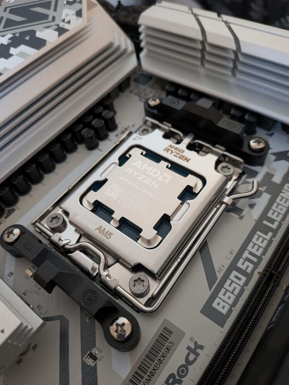 AMD Ryzen 7 8700G 8-Core 16-Thread Desktop Processor customer photo 1