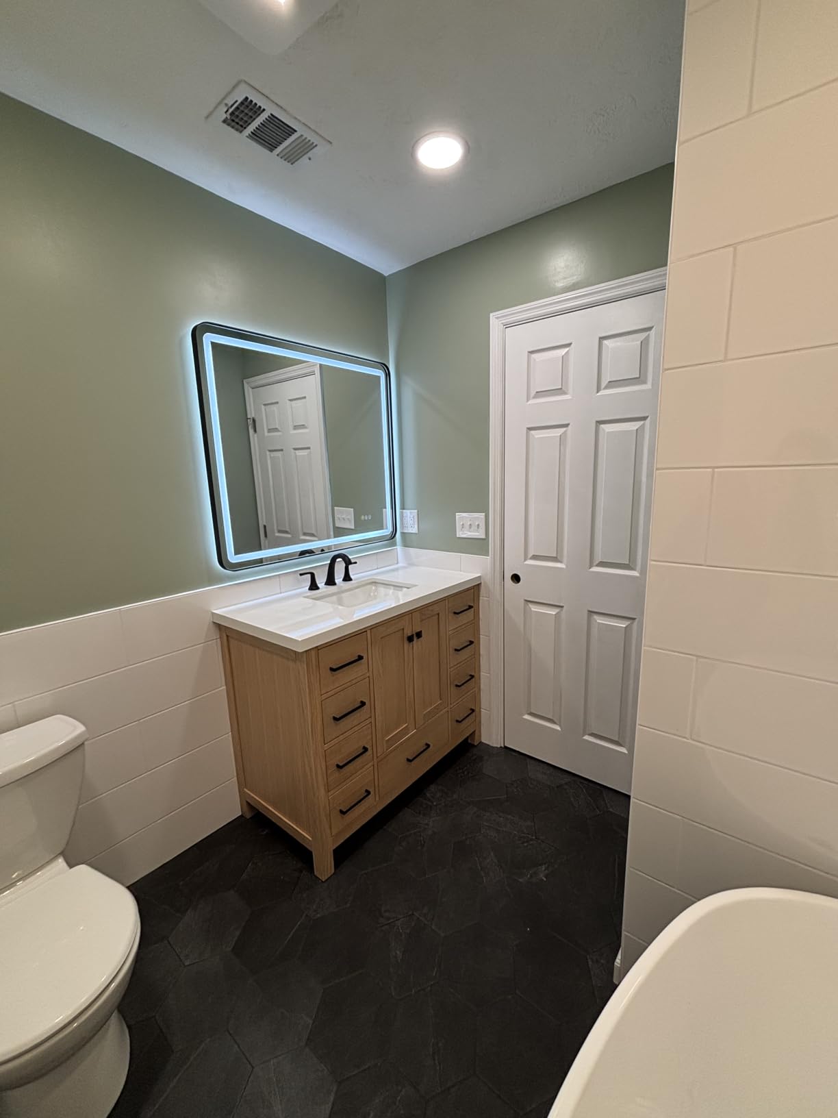 ARIEL Cambridge 42-inch Bathroom Vanity with Sink,Solid Wood, 1.5-inch Carrara White Quartz Countertop, Single Rectangular Porcelain Sink, 2 Soft Closing Doors, 9 Dovetail Drawers, White customer photo 1