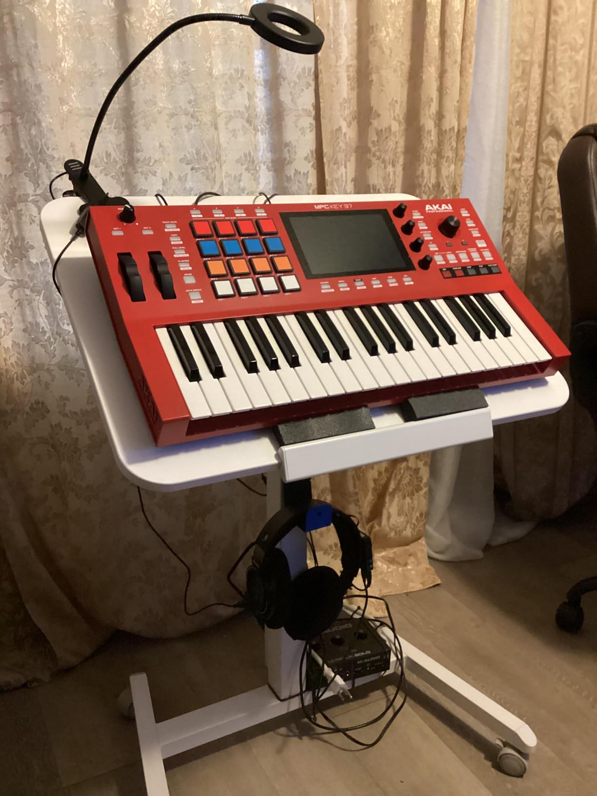 Akai Professional MPC Key 37 Standalone Production Synthesizer, Drum Machine, MIDI Keyboard, with Wi-Fi, Bluetooth, Touchscreen, Plug-ins, and Native Instruments Integration customer photo 1