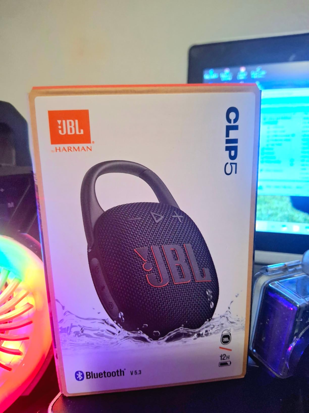 JBL Clip 5 - Ultra-Portable, Waterproof & Dustproof Bluetooth Speaker, Big JBL Pro Sound with Punchy bass, Integrated Carabiner, Up to 12 Hours of Play, Made in Part with Recycled Materials (Black) customer photo 2