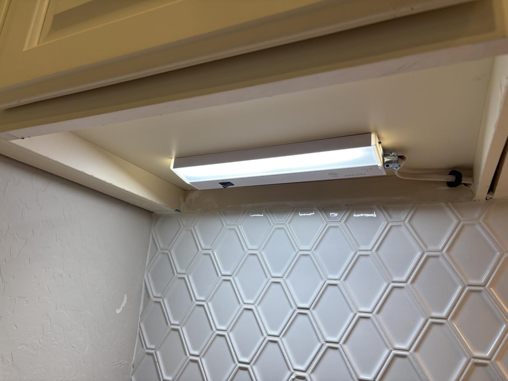 Ansen Hardwired Under Cabinet Lighting, 36in 22W LED Light for Kitchen/Closet, 1426lm, CRI>92, R9>90, Dimmable, 3 Color Temperature, 3000K/4000K/5000K (Warm White, Cool White, Daylight) customer photo 2″ class=”wp-image-customer”/></figure>


<h3>For Serious Home Cooks</h3>
<p>If you do any kind of detailed food preparation, plating, or food photography, the high CRI of these lights makes a noticeable difference. I tested them while preparing dinner for guests and found that food presentation looked significantly more appealing under these lights compared to standard under cabinet lighting. This is the fixture I would choose for a kitchen where cooking and entertaining are priorities.</p>
<h3>Color Temperature Flexibility</h3>
<p>The ability to select between 3000K, 4000K, or 5000K during installation lets you match your existing kitchen lighting perfectly. I installed these at 4000K in our test kitchen and found this neutral white temperature provided excellent balance between warm ambiance and clear visibility. Having these options means you do not have to worry about your under cabinet lights clashing with your overhead fixtures.</p>
<div class=