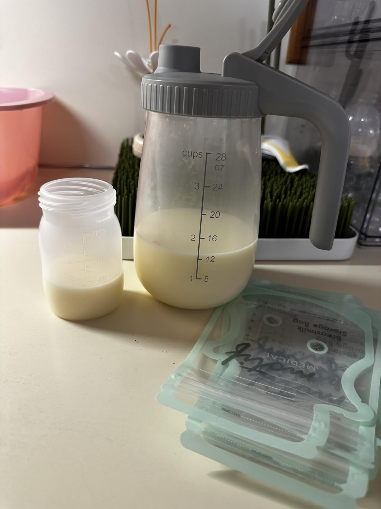 Momcozy Breast Milk Pitcher, Resistant to Heat and Cold Abrupt Temp Swings, No Leak Glass Breast Milk Fridge Storage Container with Wide Mouth, Fast Baby Formula Maker customer photo 1