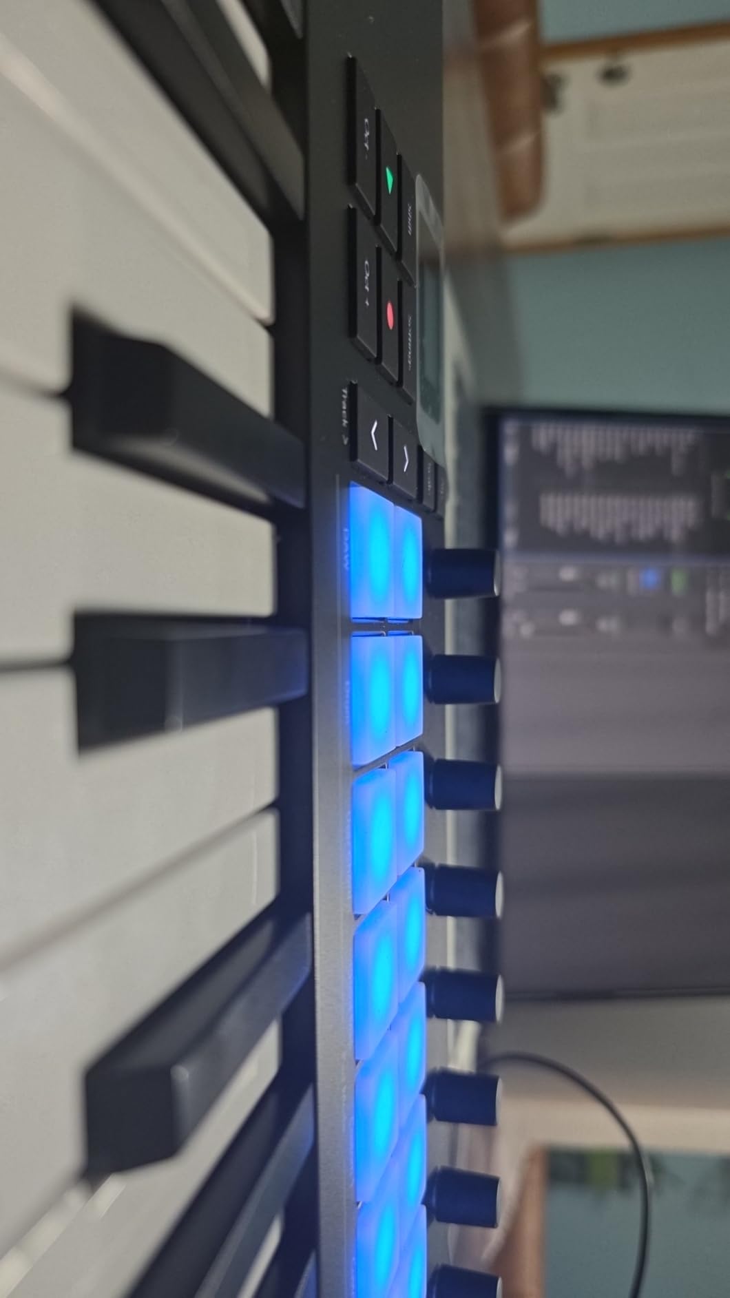 Novation Launchkey 25 MK4 - Compact 25 Key, USB, MIDI Keyboard Controller with DAW Integration. Chord Mode, Scale Mode, 8 Drum Pads, and Arpeggiator. Includes Music Creation Software Bundle customer photo 2