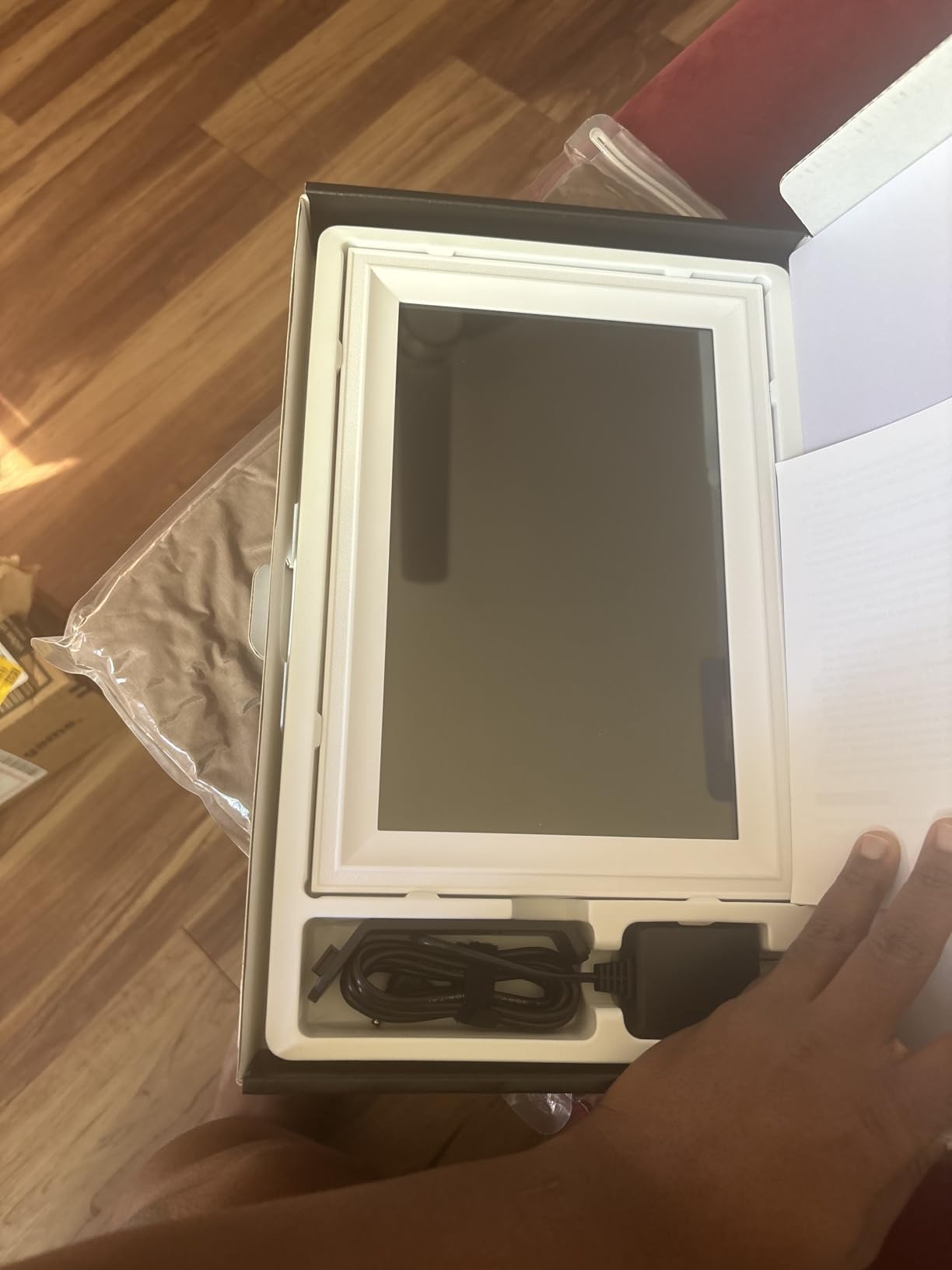 Smart White Digital Picture Frame WiFi Send Photos from Your Phone 16GB Storage 10.1inch 1280x800 IPS Touch Screen Digital Photo Frame Auto-Rotate Wall Mountable Photo Picture Frame Digital customer photo 2