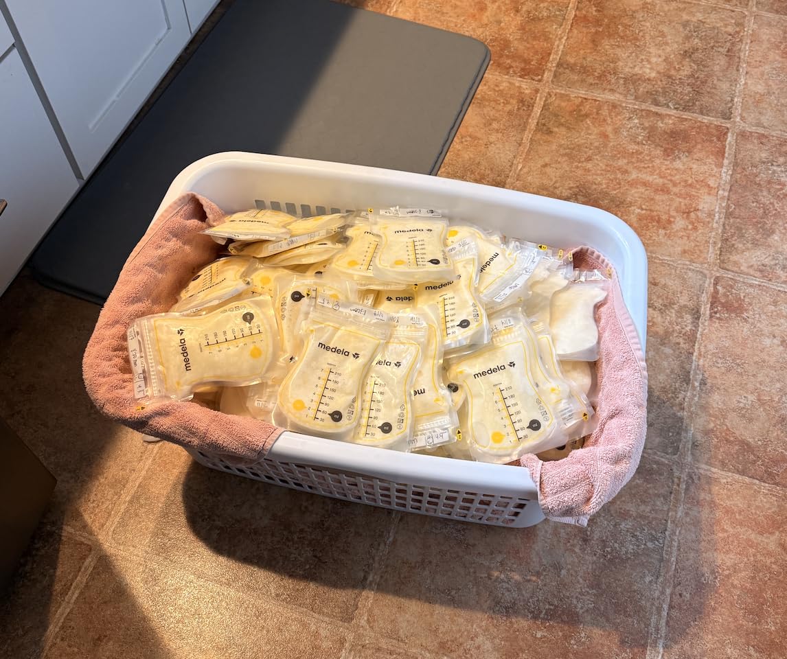 Medela Easy Pour Breastmilk Storage Bags 200 Count 7oz/210ml Disposable, Leakproof, Fast Freeze, Recyclable & BPA Free customer photo 2