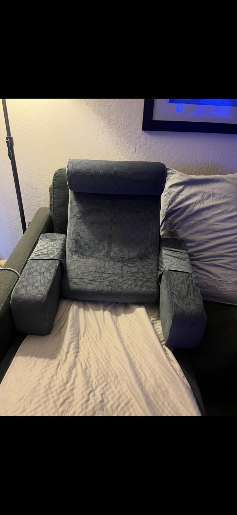 Vekkia Reading Pillow for Adults - Ergonomic 45° Wedge Back Support Chair for Sitting in Bed, XL Side Pockets, Perfect for Working, Gaming, Watching TV, Relaxing, or Recovery, Great Gift Idea, 19