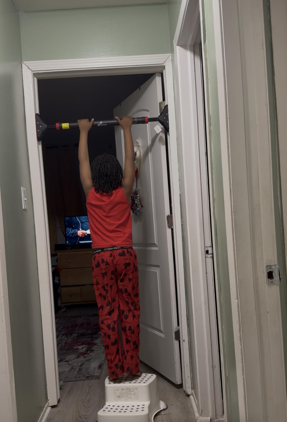 Pull Up Bar for Doorway: Sportneer Strength Training Pull-up Bars without Screw - Adjustable Width Locking Mechanism Chin Up Bar, Thickened Steel Max Limit 440 lbs Upper Body Fitness Pullup Bars for Home (Black-Red) customer photo 1
