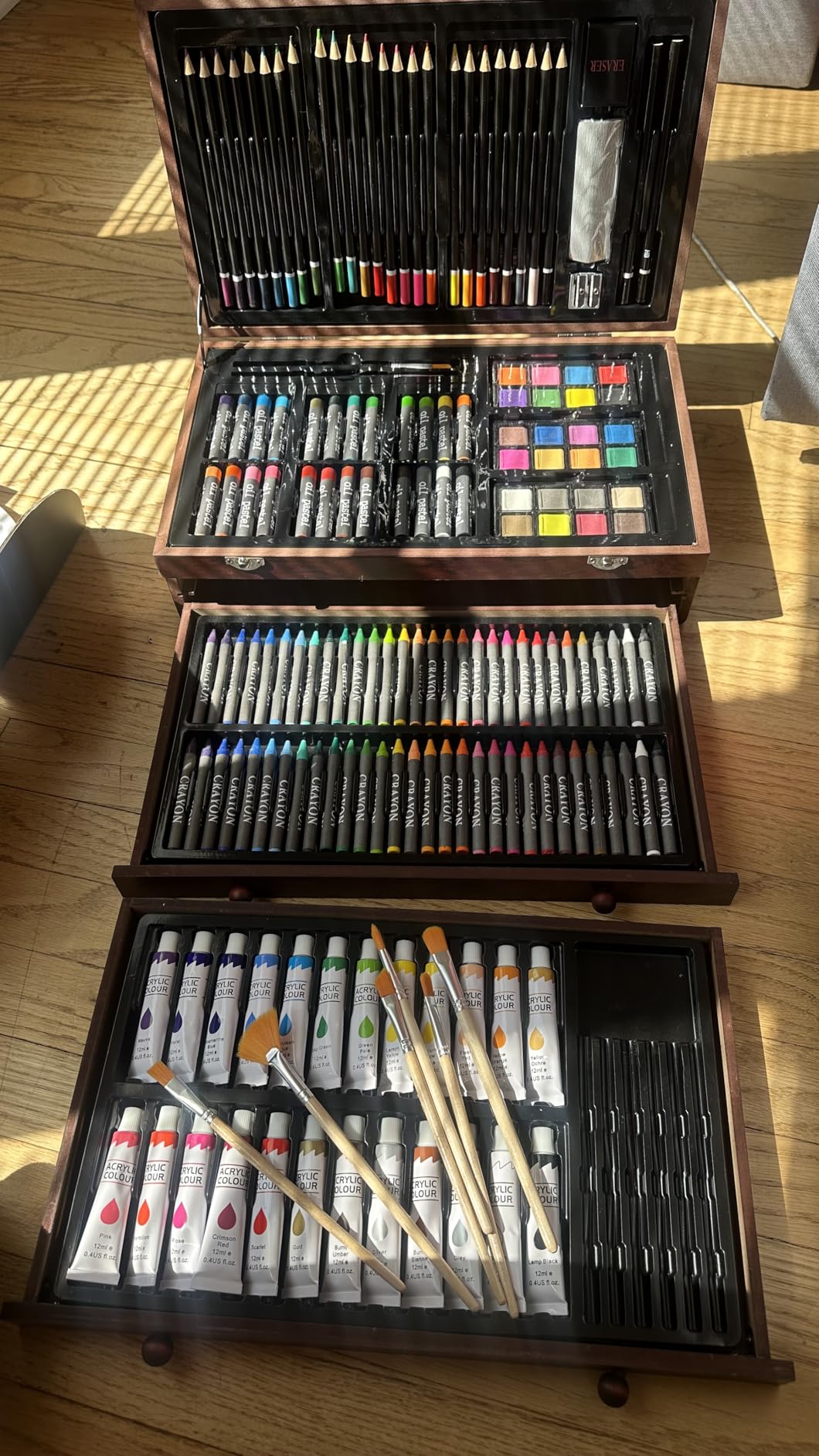 Shuttle Art Deluxe Gift Art Kit, 202-Piece Wooden Art Supplies Set with 4 Drawing Pads, Canvases, Coloring Sheets, Acrylic Paint, Crayons, Oil Pastels, Colored Pencils for Kids customer photo 1