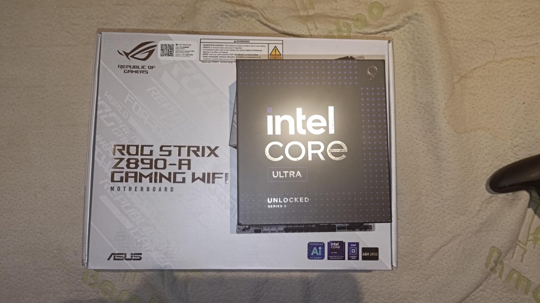Intel Core Ultra 9 Desktop Processor 285K - 24 cores (8 P-cores + 16 E-cores) and 24 threads - Up to 5.7 GHz unlocked - 40 MB Cache customer photo 2
