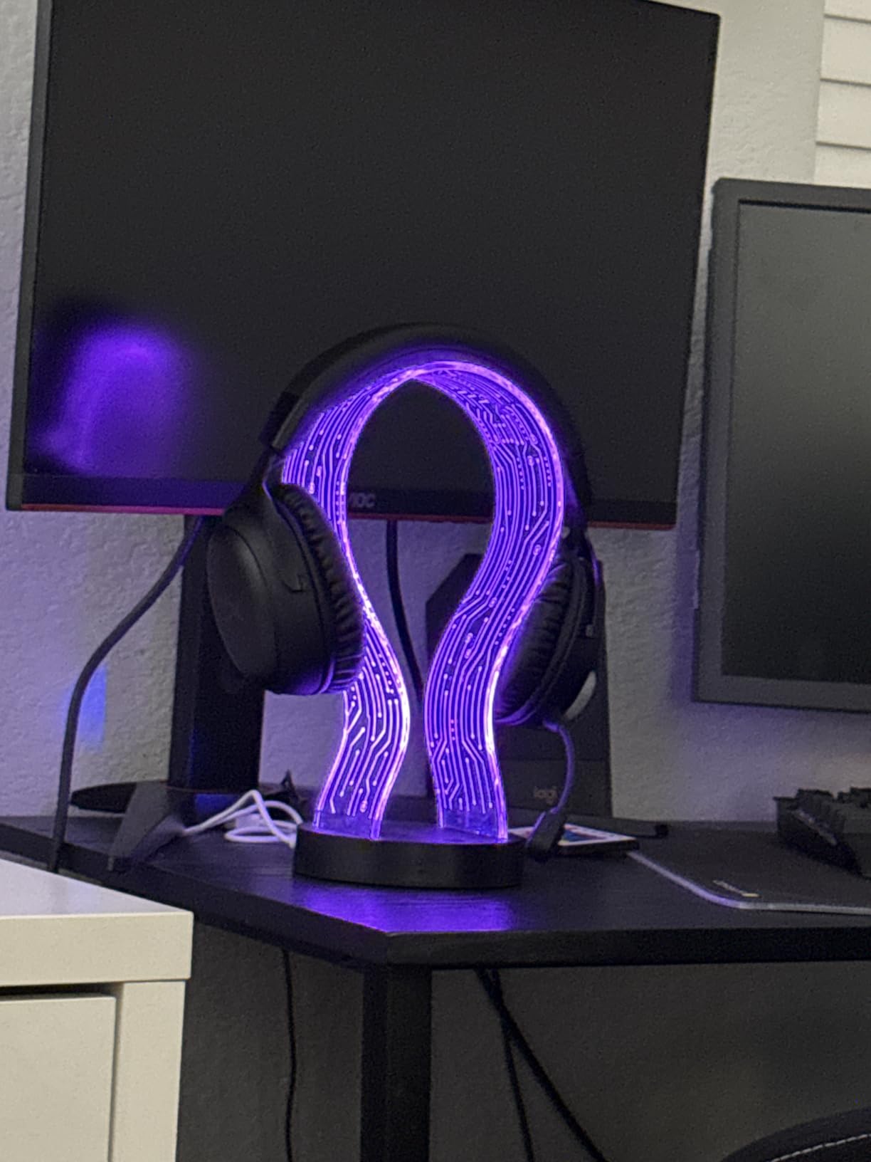 Light Up Headphone Stand with 16 Color Lights, PCB Pattern Acrylic Headset Stand with 1 USB and 1 Type-C Charging Ports, Easter Gifts for Gamers Men Boy and Music Lovers customer photo 1