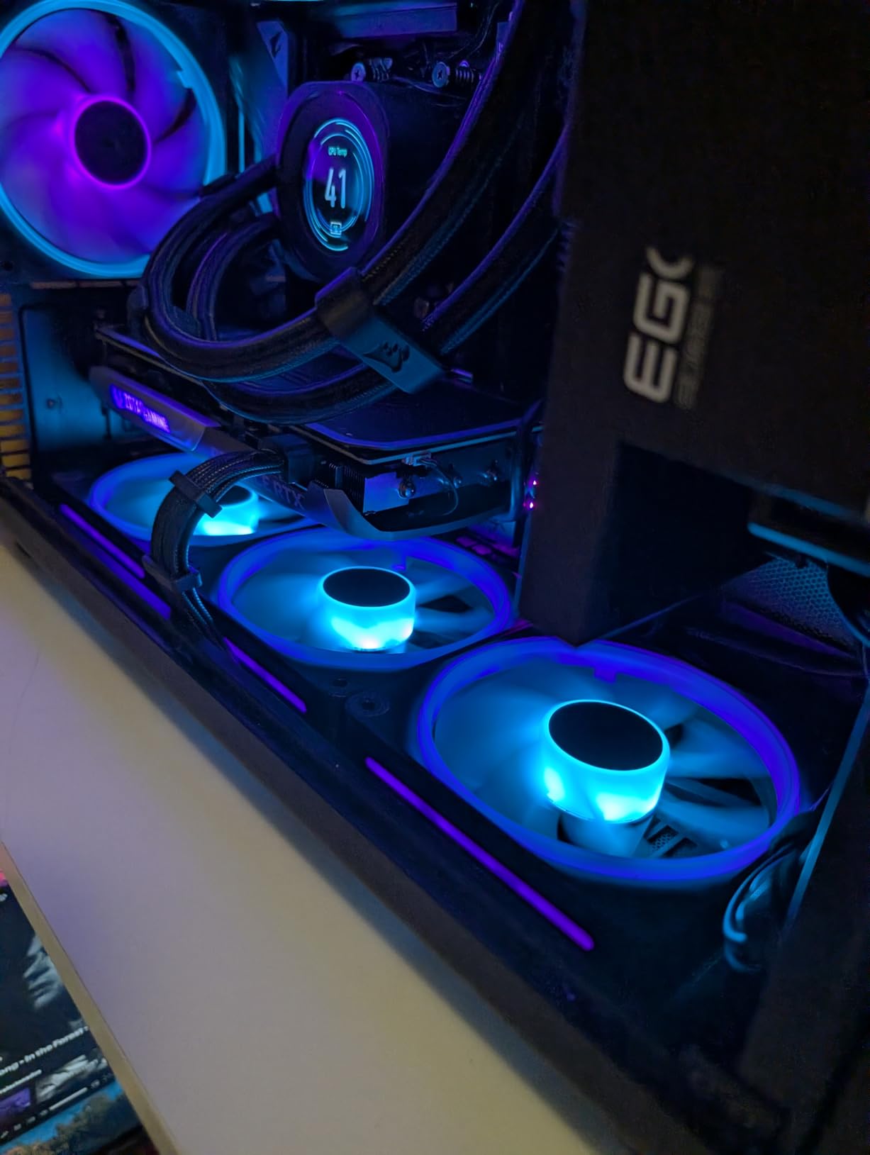 iCUE Link LX120-R RGB 120mm PWM Reverse Fans - Triple Fan Kit - Low-Noise, Magnetic Dome Bearing, Dual Light Loops, CORSAIR QuikTurn Screws, Zero RPM Mode - Black customer photo 1