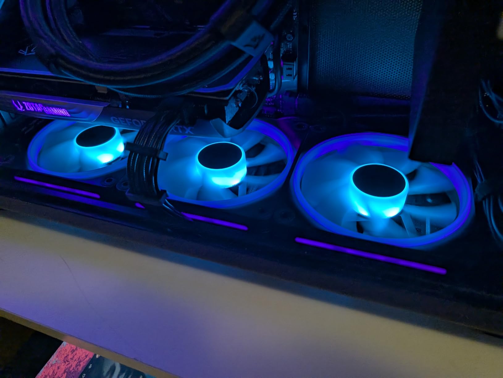 iCUE Link LX120-R RGB 120mm PWM Reverse Fans - Triple Fan Kit - Low-Noise, Magnetic Dome Bearing, Dual Light Loops, CORSAIR QuikTurn Screws, Zero RPM Mode - Black customer photo 2