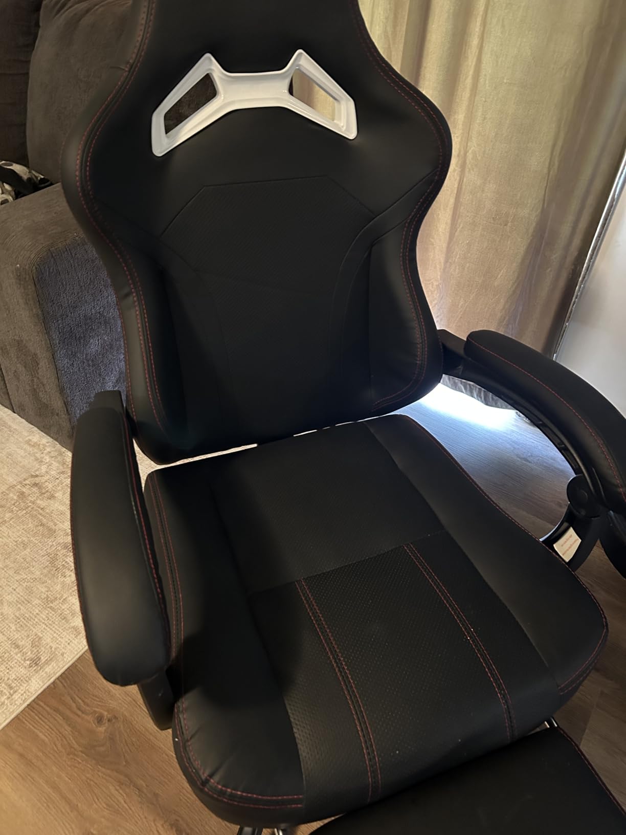 VITESSE Big and Tall Gaming Chair 400lb Weight Capacity with Footrest, Ergonomic Video Game Chair for Adults with Oversized Headrest and Lumbar Pillow, Computer Chair Gaming for Office (Black+Red) customer photo 2