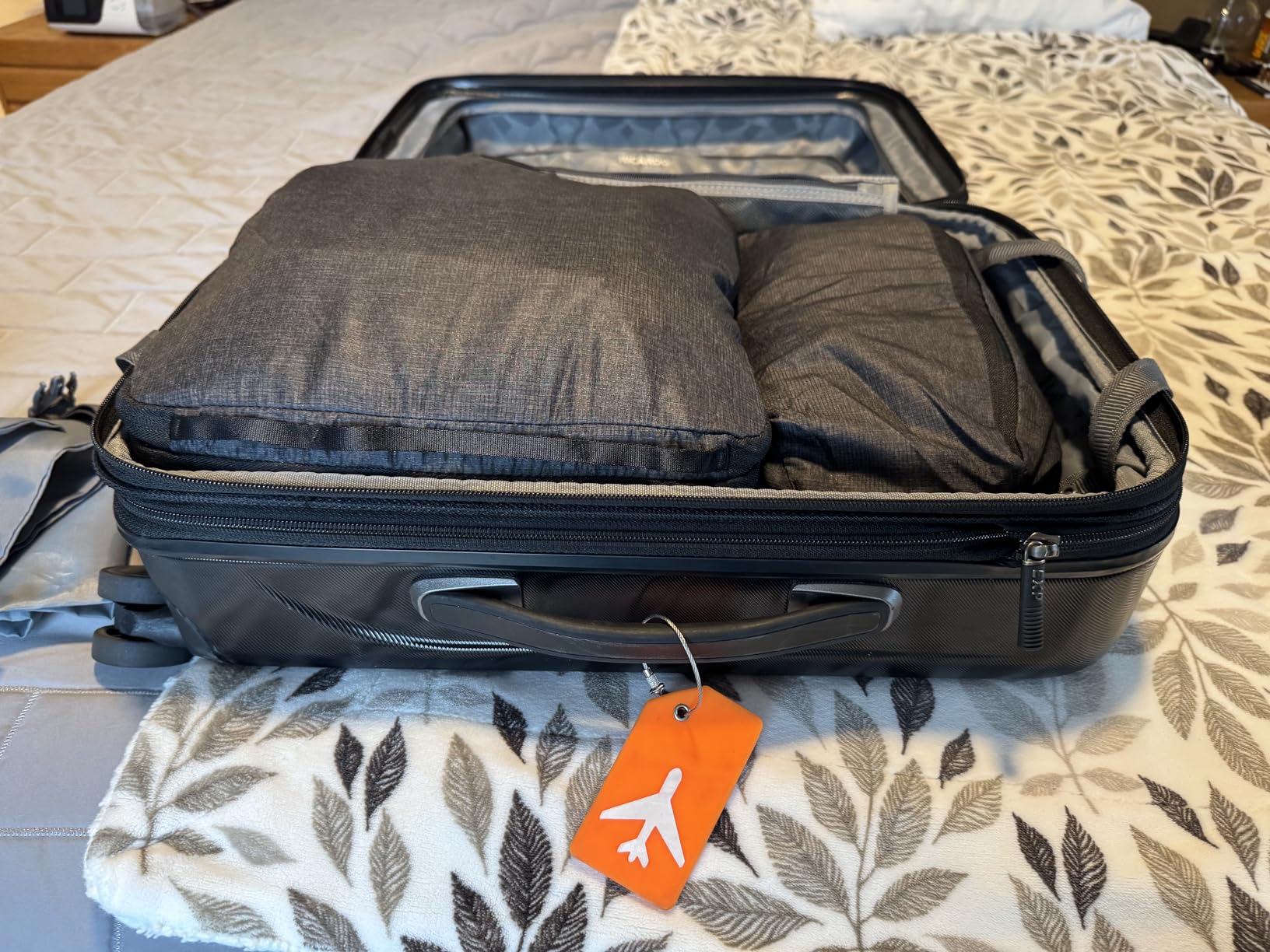 Peak Design Packing Cube, Charcoal, Weatherproof Luggage Cube with Dual Compartment Organization, Expansion and Compression, Zipper Opening, Travel Organizer for Men and Women, Size M customer photo 2