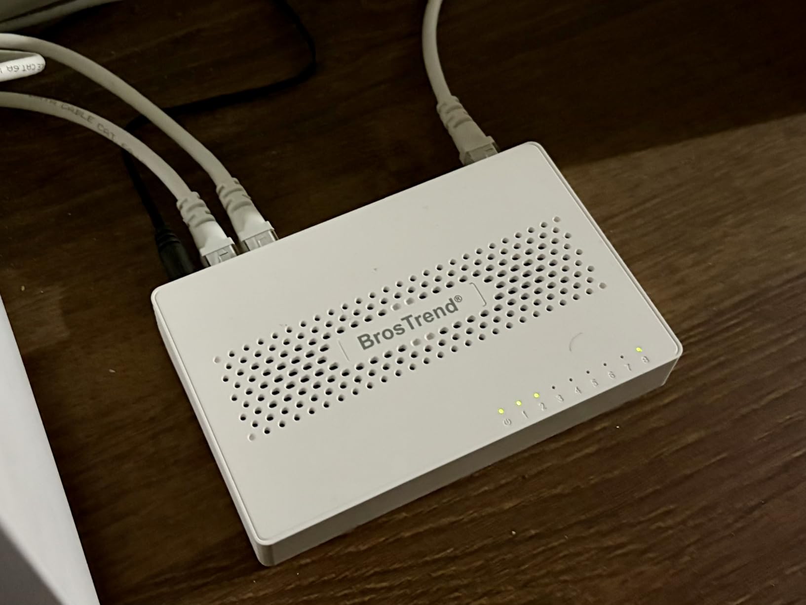 BrosTrend 2.5Gb Switch, 8 Port Network Switch 2.5 Gigabit - Unmanaged, Fanless, Plug & Play customer photo 2