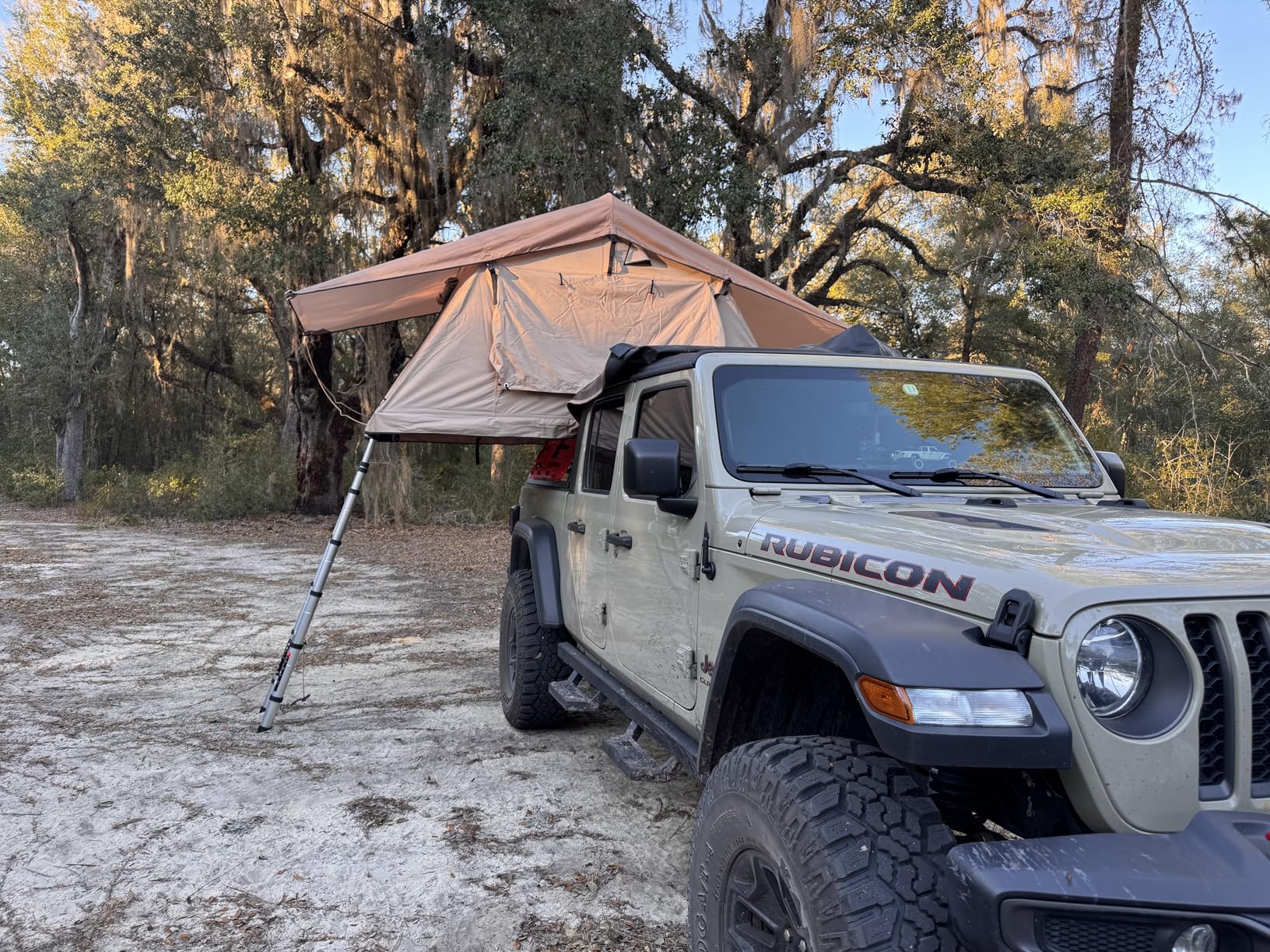 VEVOR Rooftop Tent Hard Shell, 2-3 Person Roof Top Tent for Car SUV Truck Jeep Van Camping with Telescopic Ladder, Thick Mattress & LED Light customer photo 1