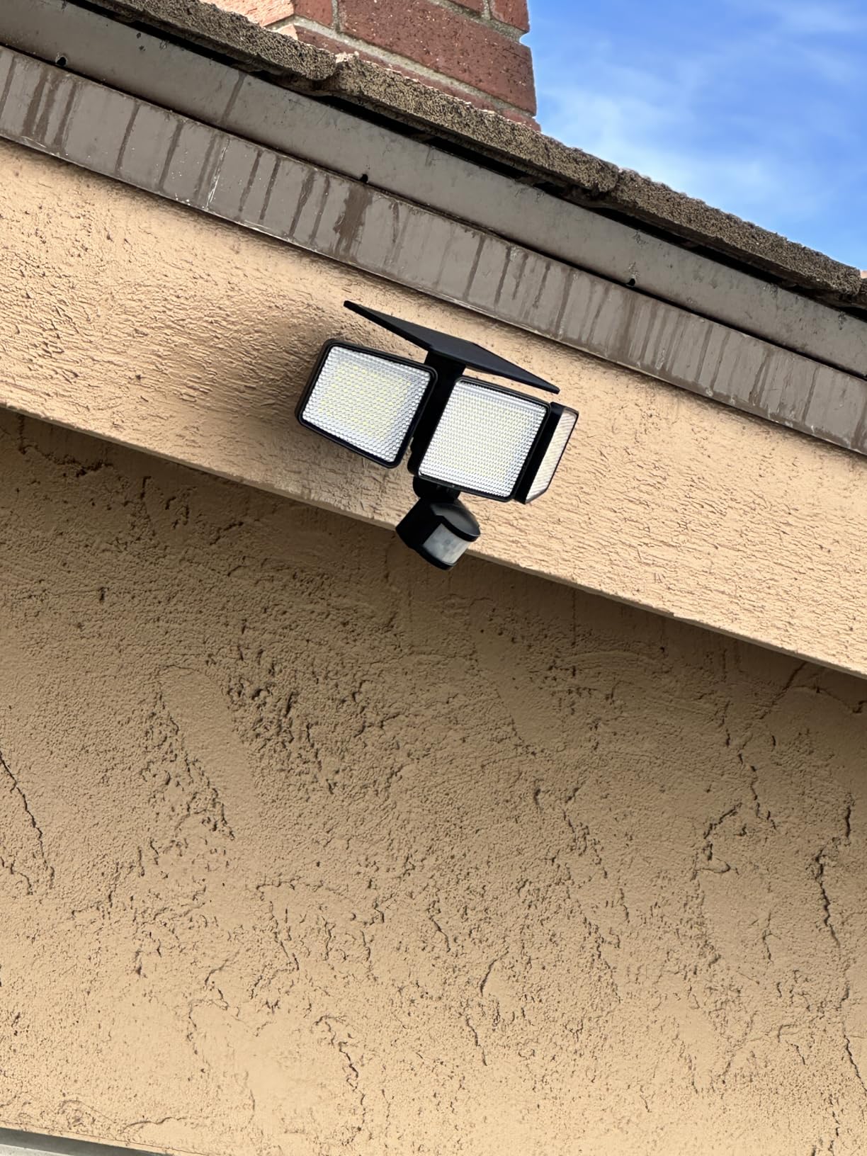 Philips Solar Security Light Outdoor 302 LED 1200lm，Solar-Powered Waterproof Wall-Mounted Flood Light w/PIR Motion Sensor, 3 Heads, IP65 Waterproof, 3 Modes (2 Packs) customer photo 1