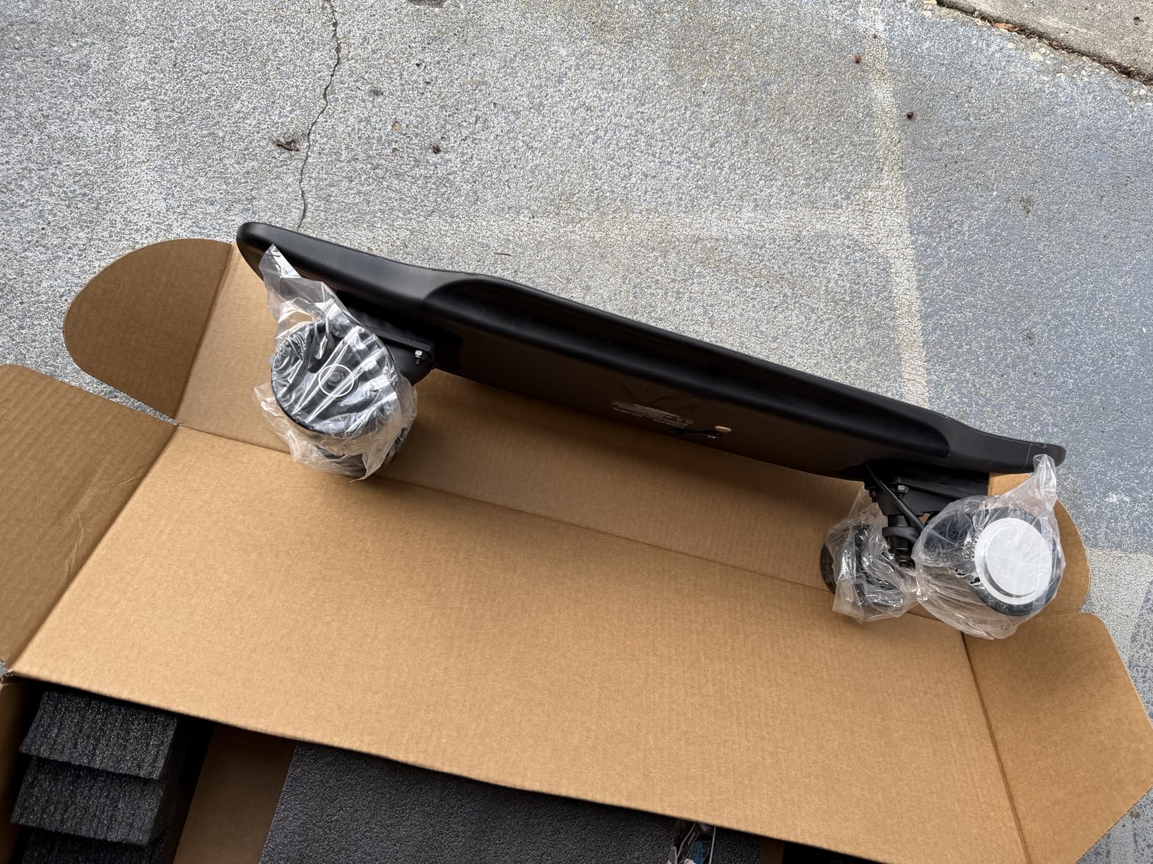 M8 Electric Skateboard with Remote, 15Mph Top Speed, 9Miles Range, 400 Hub-Motor, Skateboard for Adults ＆Teens customer photo 1