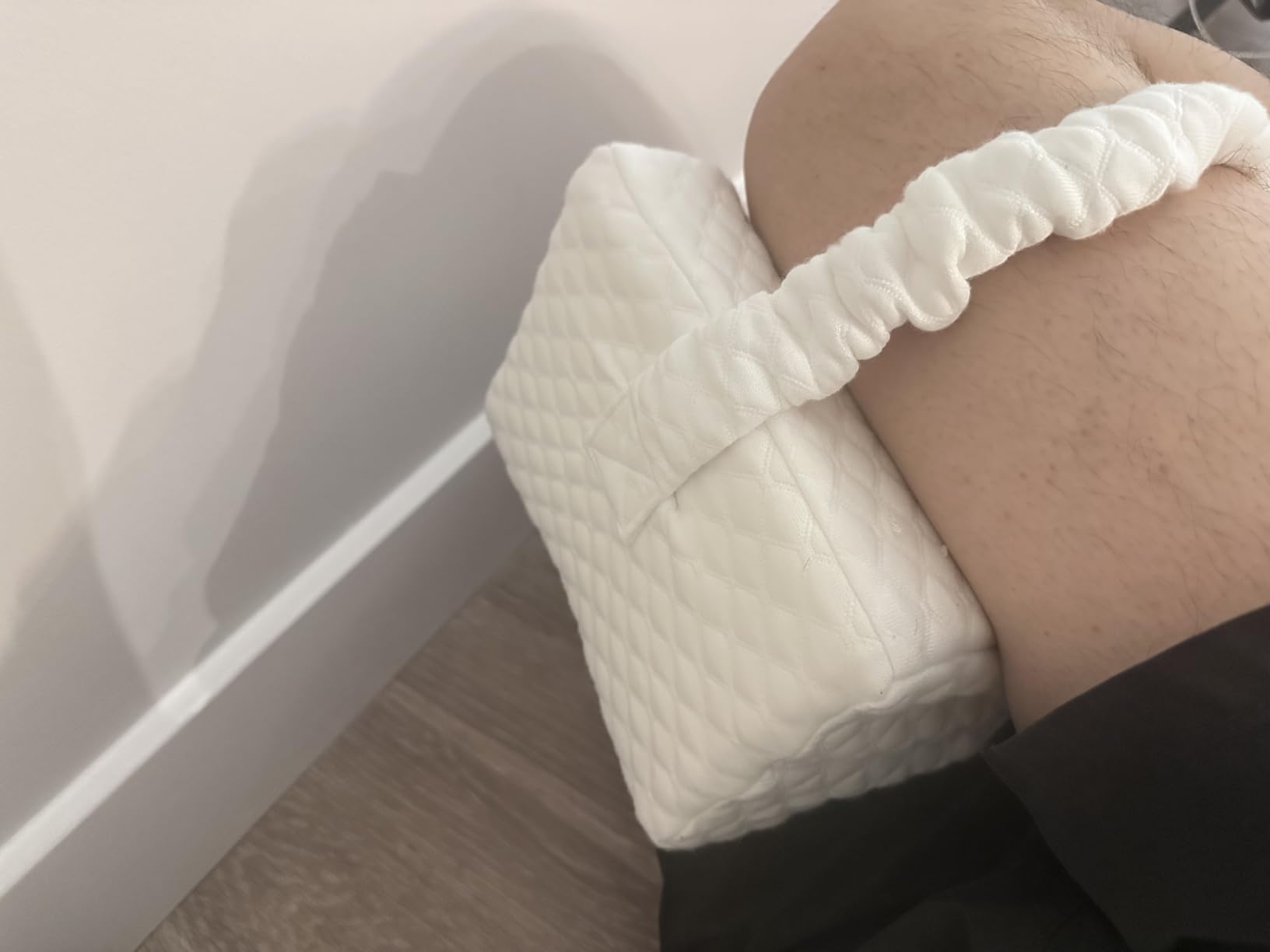 UJPFEO Knee Pillow for Side Sleepers,Memory Foam Leg Pillow for Side Sleeping Between Knees,Knee Cushions for Hip,Back,Joints,Sciatica Pain Relief Pillows,Spinal Alignment Support,White customer photo 1