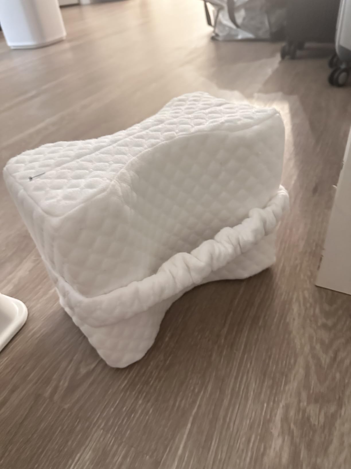 UJPFEO Knee Pillow for Side Sleepers,Memory Foam Leg Pillow for Side Sleeping Between Knees,Knee Cushions for Hip,Back,Joints,Sciatica Pain Relief Pillows,Spinal Alignment Support,White customer photo 2