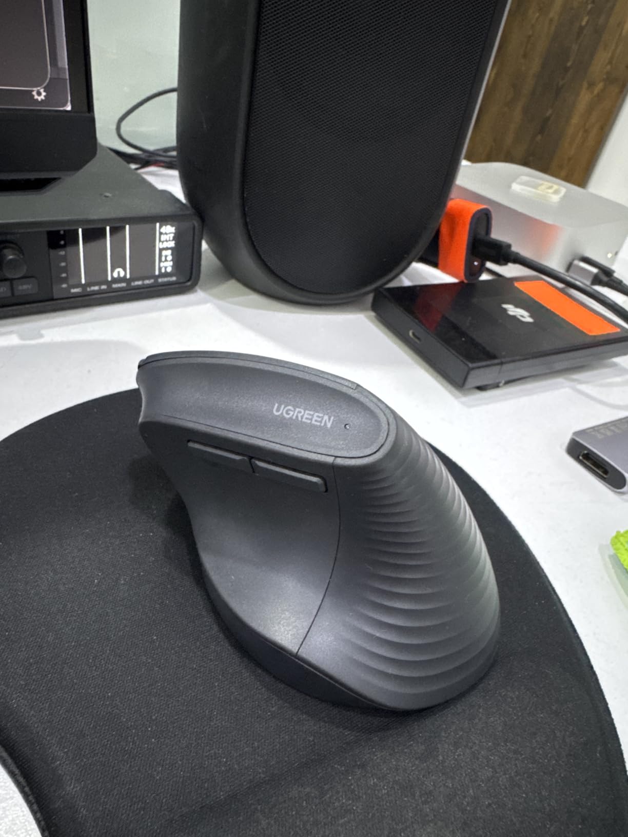 UGREEN Vertical Mouse, Wireless Bluetooth Ergonomic Mouse, Dual-Mode (BT 5.4 & USB 2.4G), Quiet Clicks, 4 Adjustable DPI (1000/1600/2000/4000), Compatible with Windows/Mac/Linux/Android/ChromeOS customer photo 2