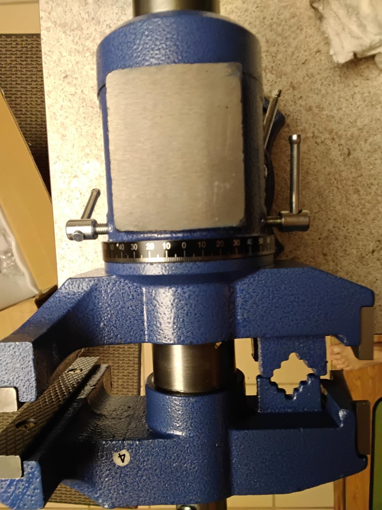VEVOR Heavy Duty Bench Vise, 6-1/2