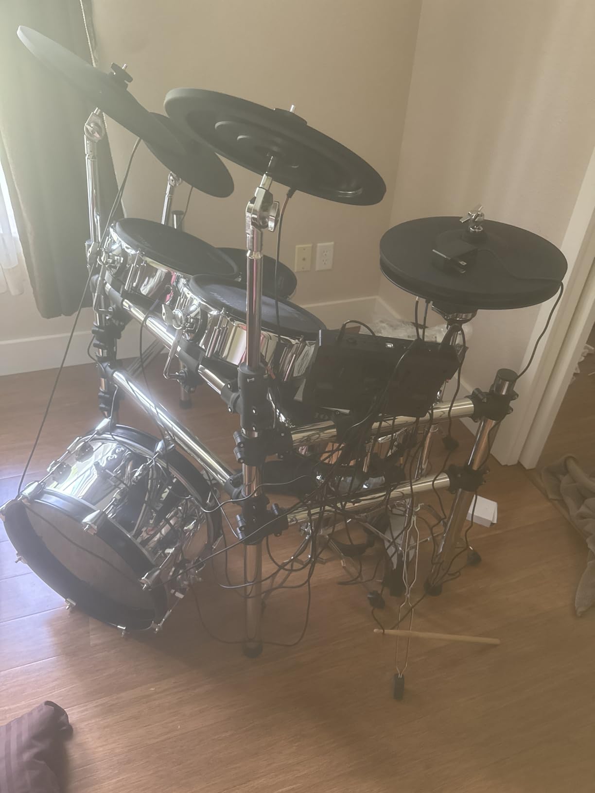 AKLOT Acoustic-Style Electric Drum Set: Independent 16'' Wooden Bass Drum and 12'' Snare, Triple-Zone Ride Cymbal, Standalone Hi-Hat, Full Mesh Pads, 460 Sounds, USB MIDI, Throne, Sticks (B-CORE543) customer photo 3