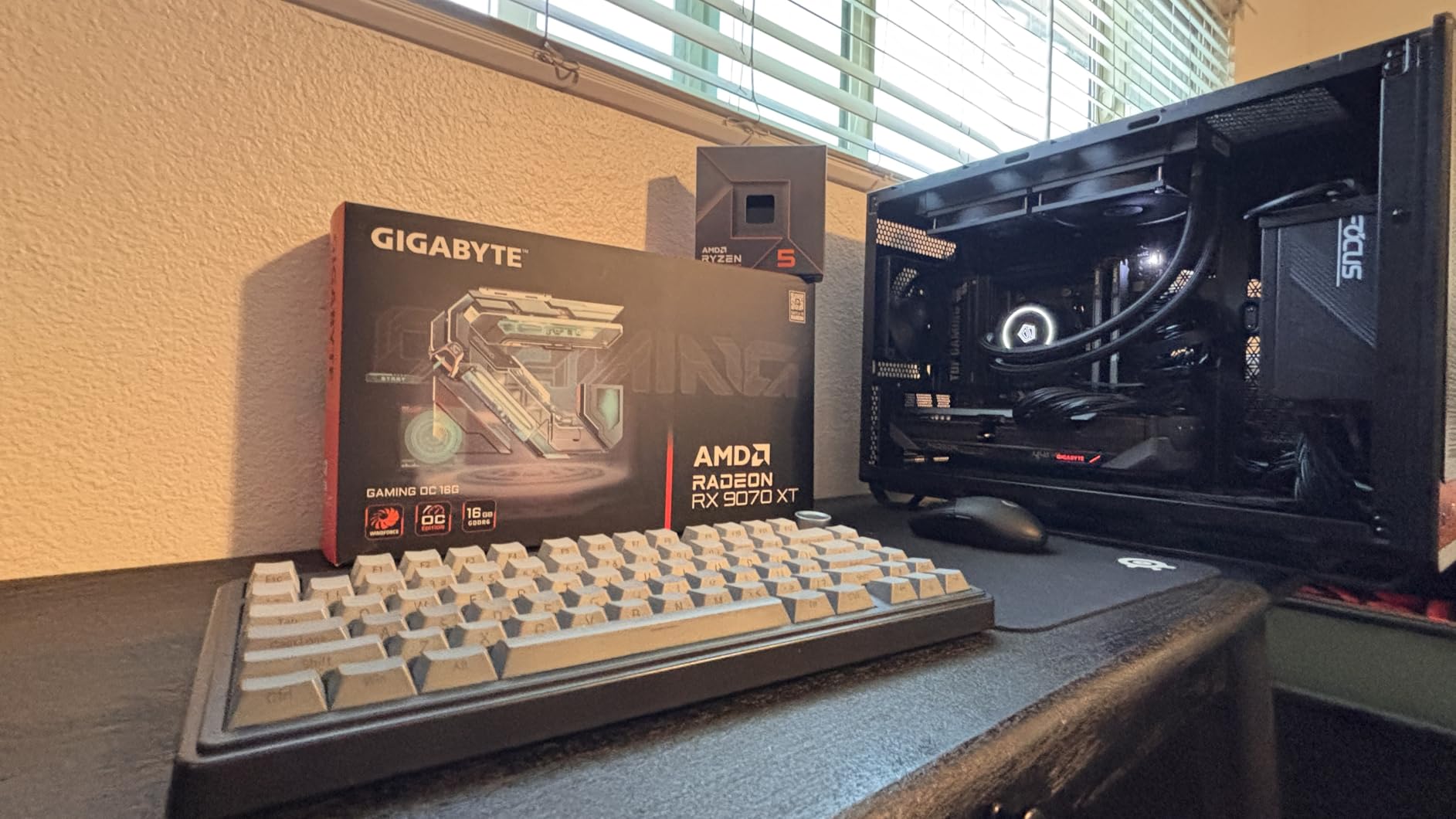 GIGABYTE Radeon RX 9070 XT Gaming OC 16G Graphics Card, PCIe 5.0, 16GB GDDR6 customer photo 2