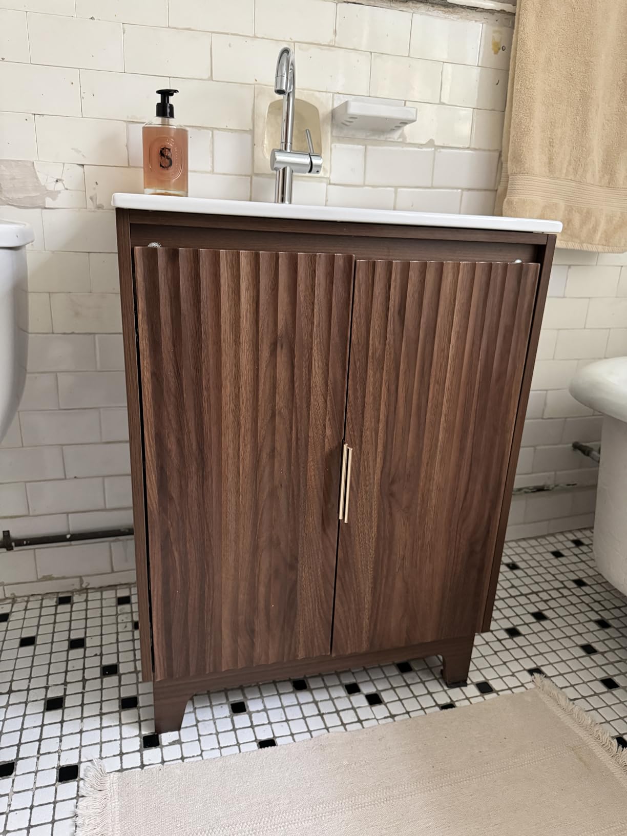 VINGLI 24 Inch Bathroom Vanity with Sink, Mid-Century Modern Vanity with Ceramic Basin and Fluted Soft-Close Doors, U-Shape Storage Shelf,Free Standing Small Bathroom Sink Cabinet Combo Set,Walnut customer photo 2