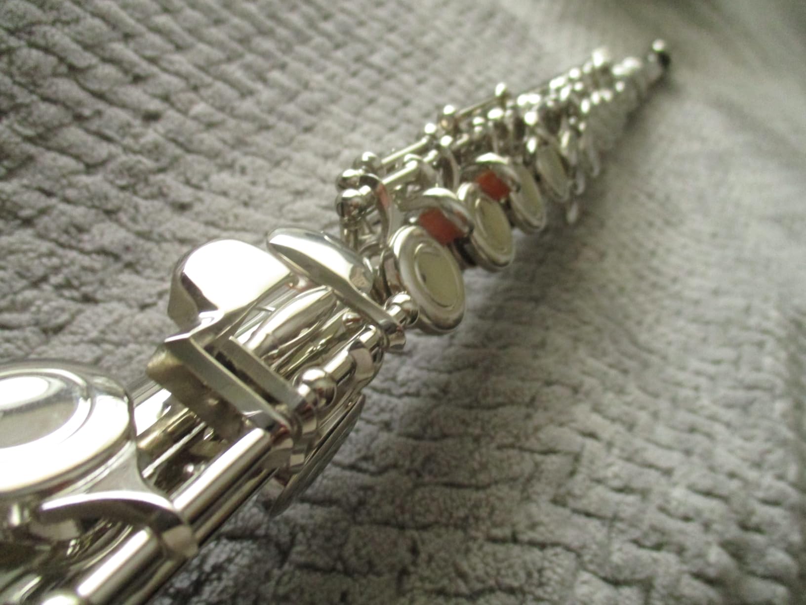 AKLOT Closed-Hole Concert C Flute: Flute Instrument with 16 Keys, Offset G, Smooth Nickel-Silver Keys, Air-Tight Pads, Include Stylish Case with Shoulder Strap, Cleaning Kit, Gloves (LUM-SN) customer photo 2