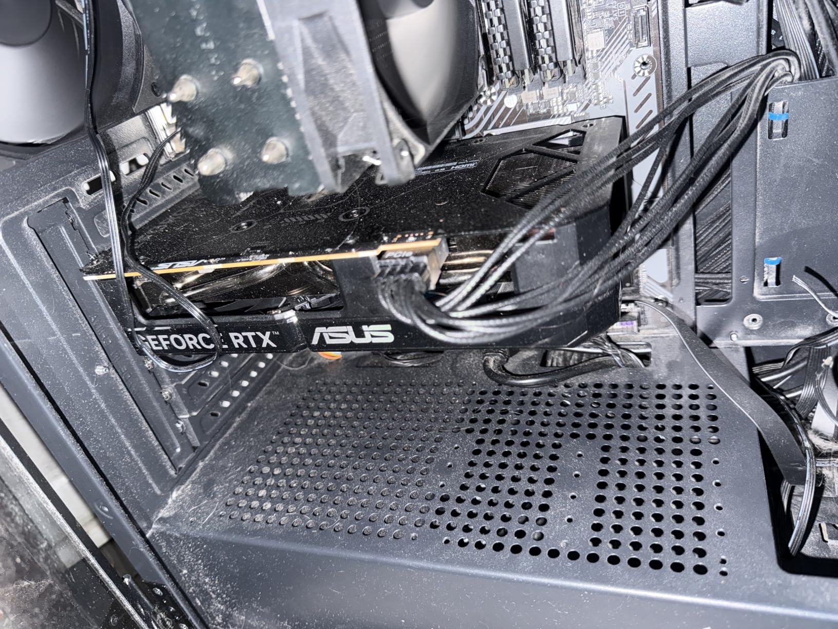 ASUS Dual GeForce RTX 5060 8GB GDDR7 OC Edition (PCIe 5.0, 8GB GDDR7, DLSS 4, HDMI 2.1b, DisplayPort 2.1b, 2.5-Slot Design, Axial-tech Fan Design, 0dB Technology) customer photo 2